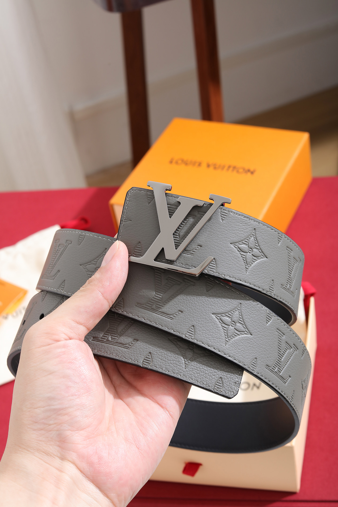 Louis Vuitton 宽度：𝟰 𝟬𝗰𝗺 路易威登Louis Vuitton « 配全套 原包装 » 进口小牛皮⬆ 小荔枝纹压花 进口皮+精品纯钢扣▪ 所有材料完全跟 一样 · 面料、走线、油边尽是细致体现 · 无漏洞细节构成 · 随便进出 代购正货真材实料