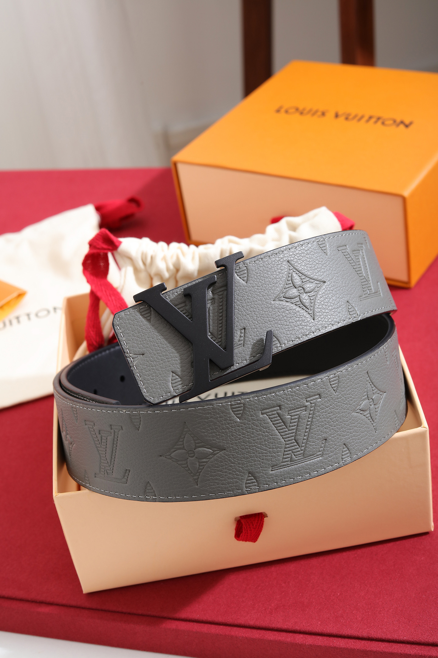 Louis Vuitton 宽度：𝟰 𝟬𝗰𝗺 路易威登Louis Vuitton « 配全套 原包装 » 进口小牛皮⬆ 小荔枝纹压花 进口皮+精品纯钢扣▪ 所有材料完全跟 一样 · 面料、走线、油边尽是细致体现 · 无漏洞细节构成 · 随便进出 代购正货真材实料