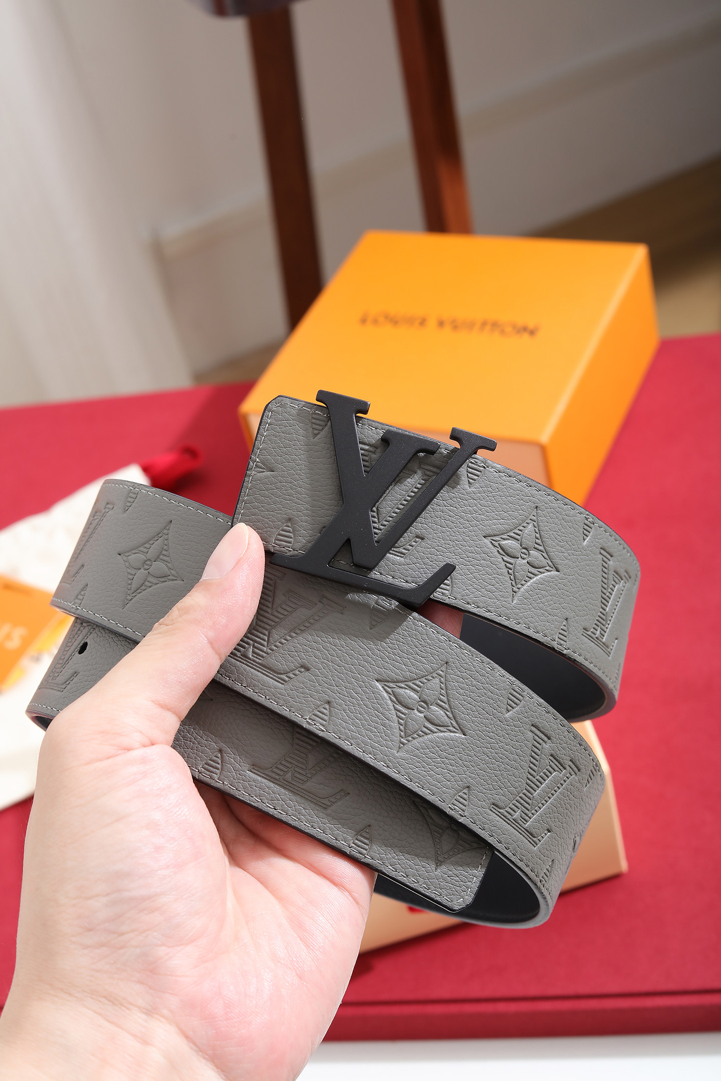 Louis Vuitton 宽度：𝟰 𝟬𝗰𝗺 路易威登Louis Vuitton « 配全套 原包装 » 进口小牛皮⬆ 小荔枝纹压花 进口皮+精品纯钢扣▪ 所有材料完全跟 一样 · 面料、走线、油边尽是细致体现 · 无漏洞细节构成 · 随便进出 代购正货真材实料