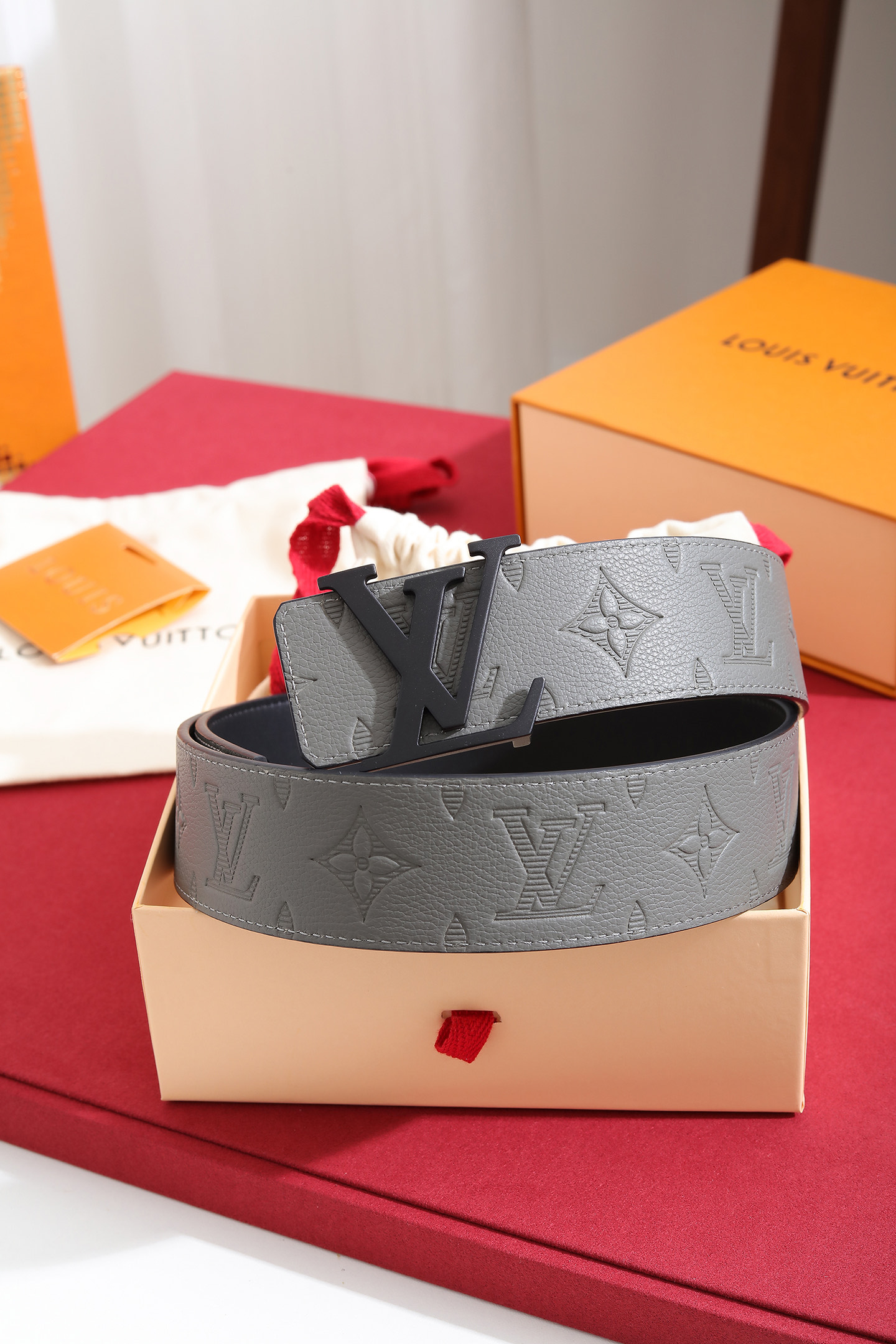 Louis Vuitton 宽度：𝟰 𝟬𝗰𝗺 路易威登Louis Vuitton « 配全套 原包装 » 进口小牛皮⬆ 小荔枝纹压花 进口皮+精品纯钢扣▪ 所有材料完全跟 一样 · 面料、走线、油边尽是细致体现 · 无漏洞细节构成 · 随便进出 代购正货真材实料