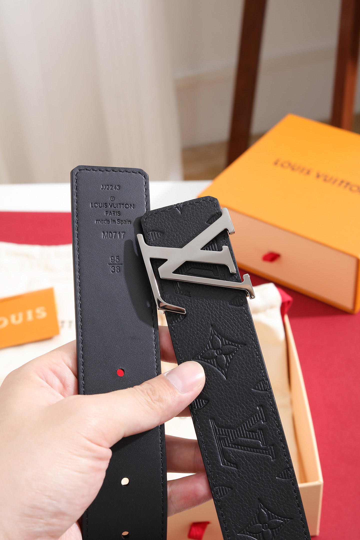 Louis Vuitton 宽度：𝟰 𝟬𝗰𝗺 路易威登Louis Vuitton « 配全套 原包装 » 进口小牛皮⬆ 小荔枝纹压花 进口皮+精品纯钢扣▪ 所有材料完全跟 一样 · 面料、走线、油边尽是细致体现 · 无漏洞细节构成 · 随便进出 代购正货真材实料