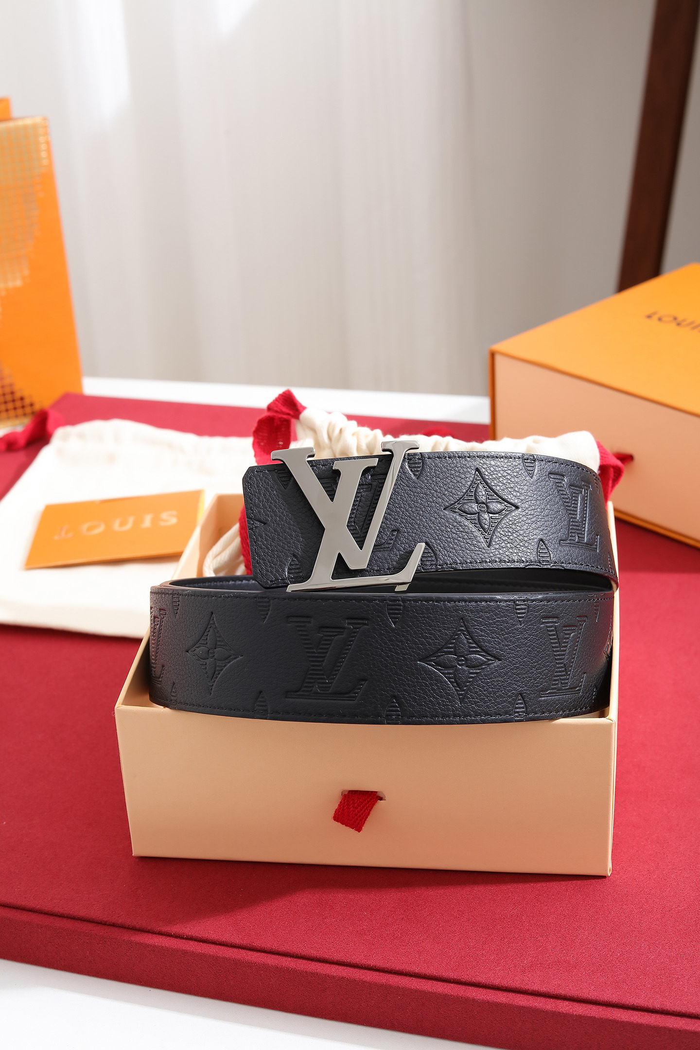 Louis Vuitton 宽度：𝟰 𝟬𝗰𝗺 路易威登Louis Vuitton « 配全套 原包装 » 进口小牛皮⬆ 小荔枝纹压花 进口皮+精品纯钢扣▪ 所有材料完全跟 一样 · 面料、走线、油边尽是细致体现 · 无漏洞细节构成 · 随便进出 代购正货真材实料