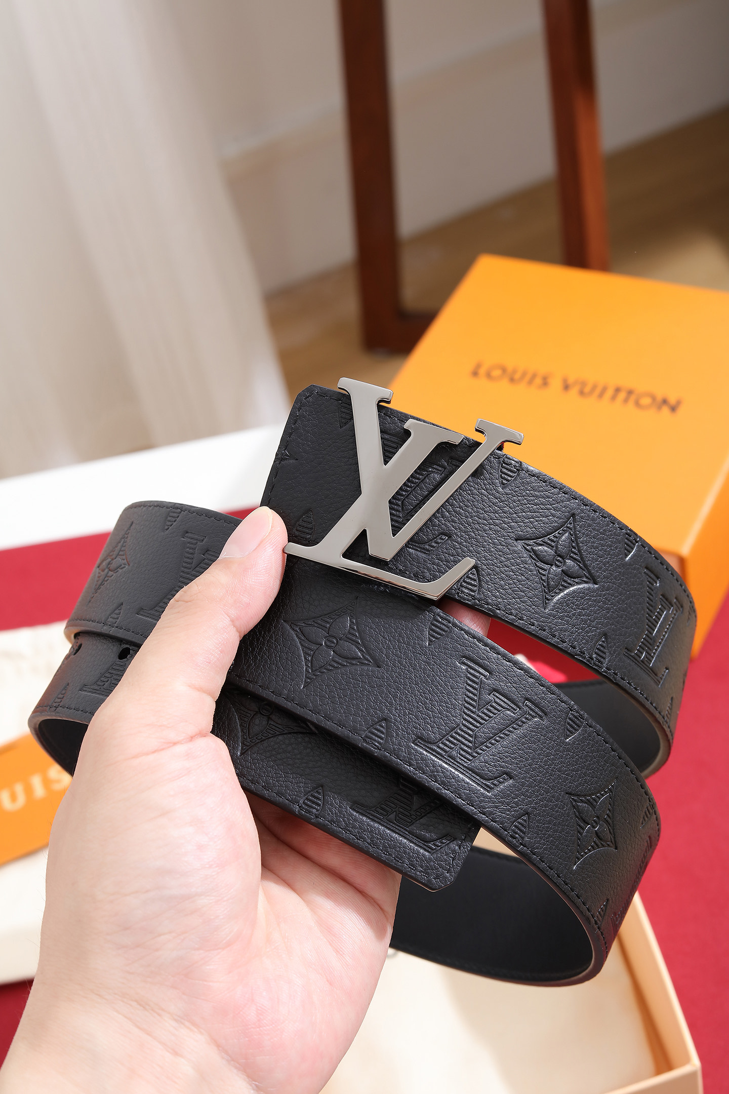 Louis Vuitton 宽度：𝟰 𝟬𝗰𝗺 路易威登Louis Vuitton « 配全套 原包装 » 进口小牛皮⬆ 小荔枝纹压花 进口皮+精品纯钢扣▪ 所有材料完全跟 一样 · 面料、走线、油边尽是细致体现 · 无漏洞细节构成 · 随便进出 代购正货真材实料