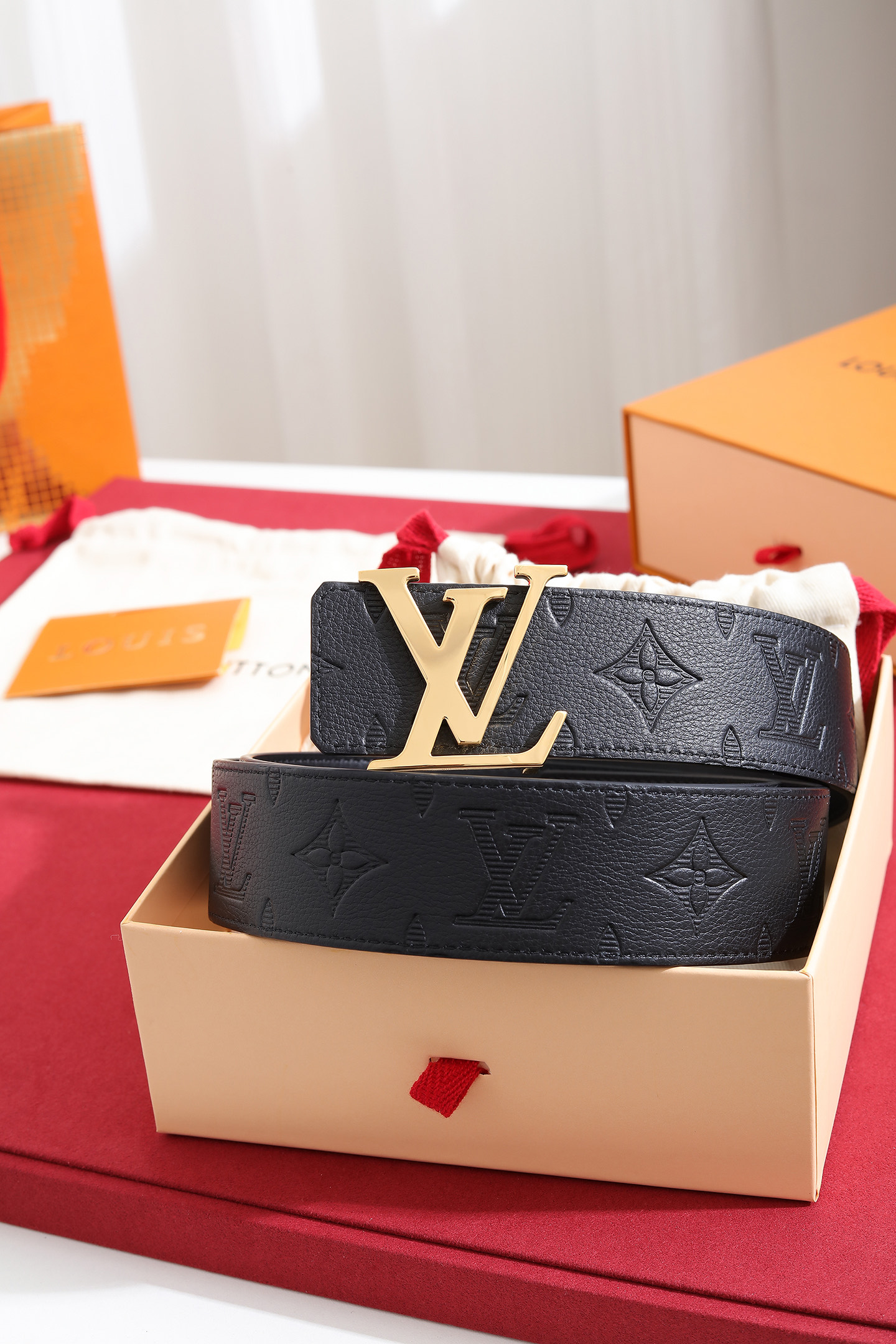 Louis Vuitton 宽度：𝟰 𝟬𝗰𝗺 路易威登Louis Vuitton « 配全套 原包装 » 进口小牛皮⬆ 小荔枝纹压花 进口皮+精品纯钢扣▪ 所有材料完全跟 一样 · 面料、走线、油边尽是细致体现 · 无漏洞细节构成 · 随便进出 代购正货真材实料