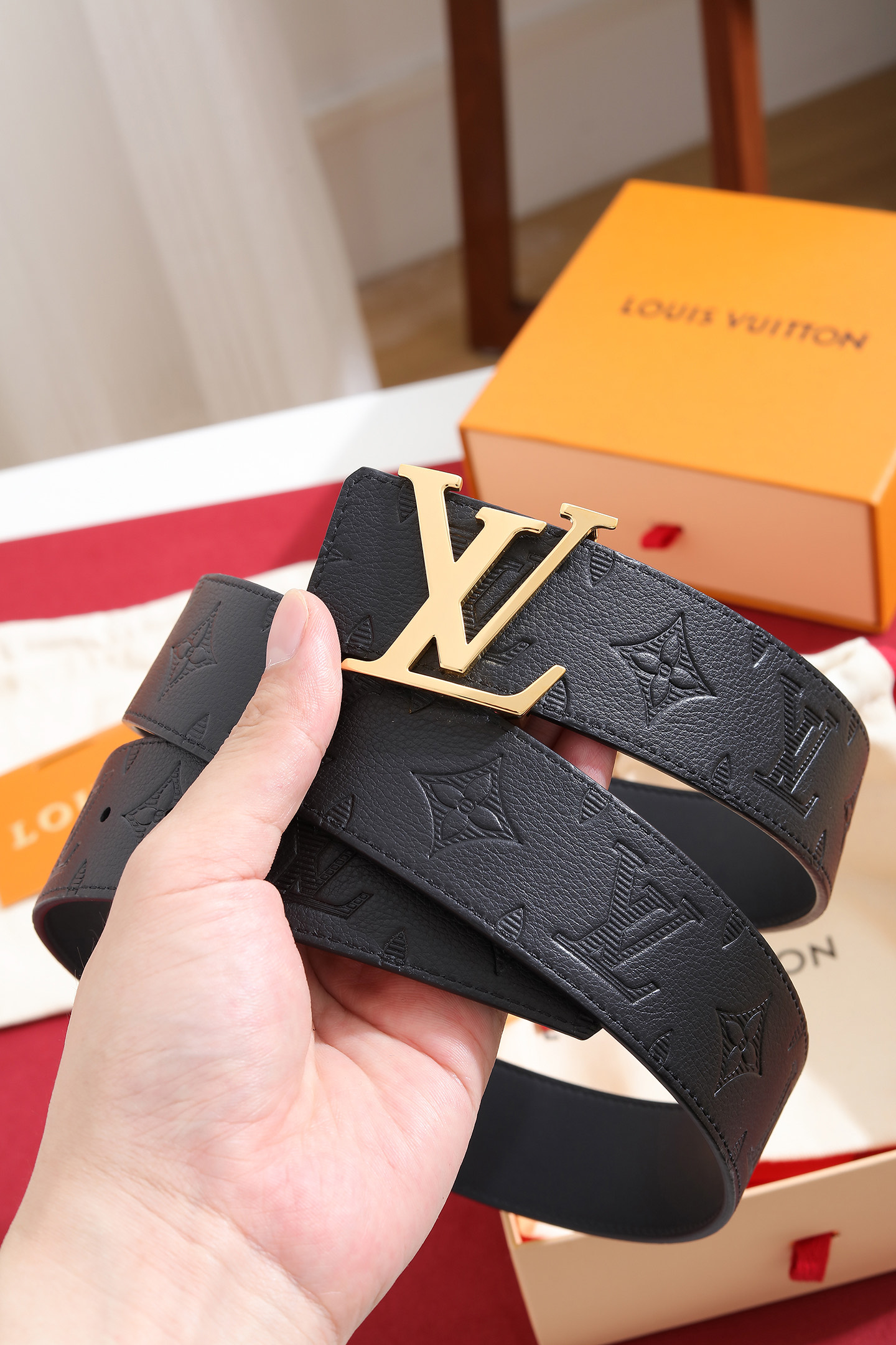 Louis Vuitton 宽度：𝟰 𝟬𝗰𝗺 路易威登Louis Vuitton « 配全套 原包装 » 进口小牛皮⬆ 小荔枝纹压花 进口皮+精品纯钢扣▪ 所有材料完全跟 一样 · 面料、走线、油边尽是细致体现 · 无漏洞细节构成 · 随便进出 代购正货真材实料
