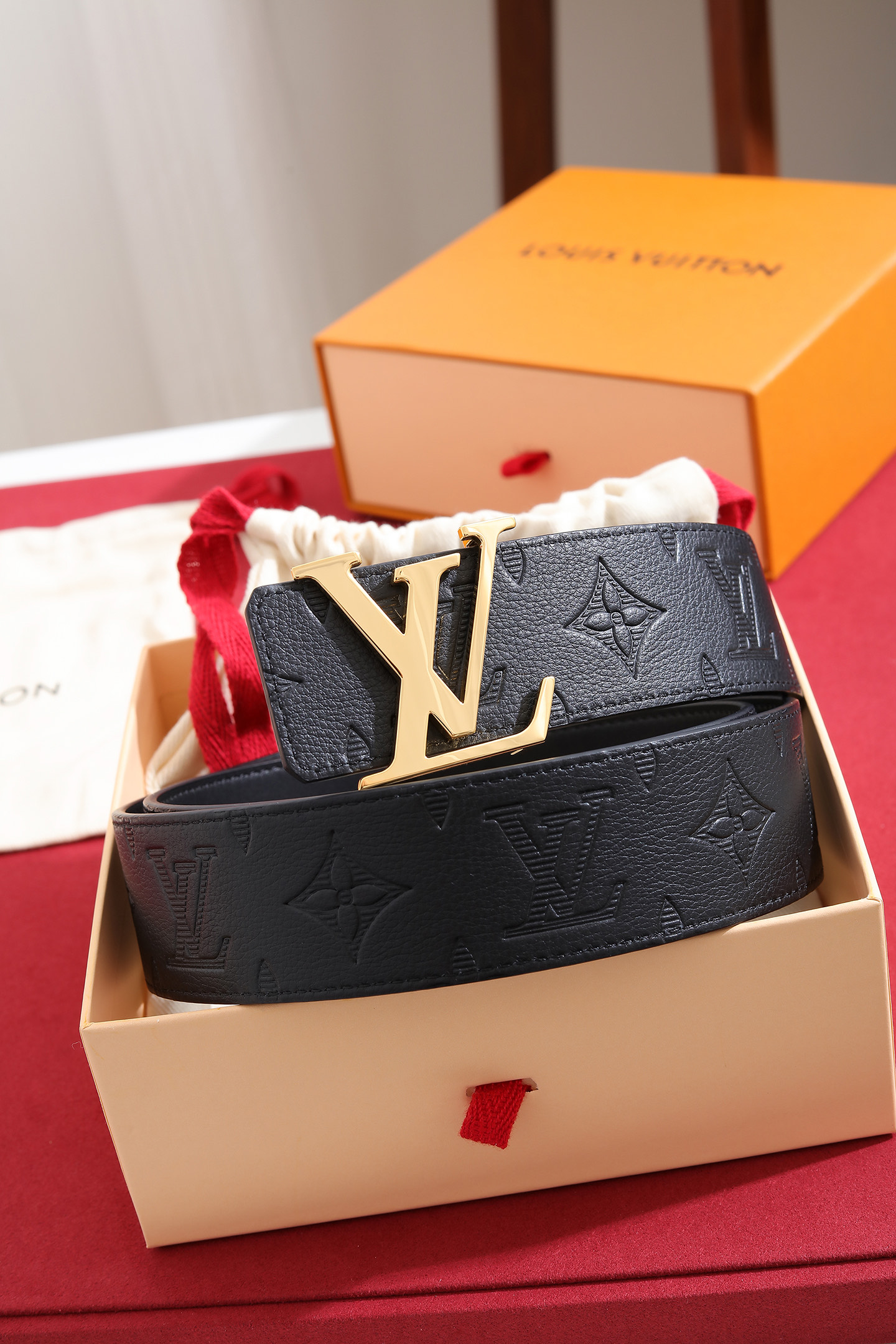 Louis Vuitton 宽度：𝟰 𝟬𝗰𝗺 路易威登Louis Vuitton « 配全套 原包装 » 进口小牛皮⬆ 小荔枝纹压花 进口皮+精品纯钢扣▪ 所有材料完全跟 一样 · 面料、走线、油边尽是细致体现 · 无漏洞细节构成 · 随便进出 代购正货真材实料