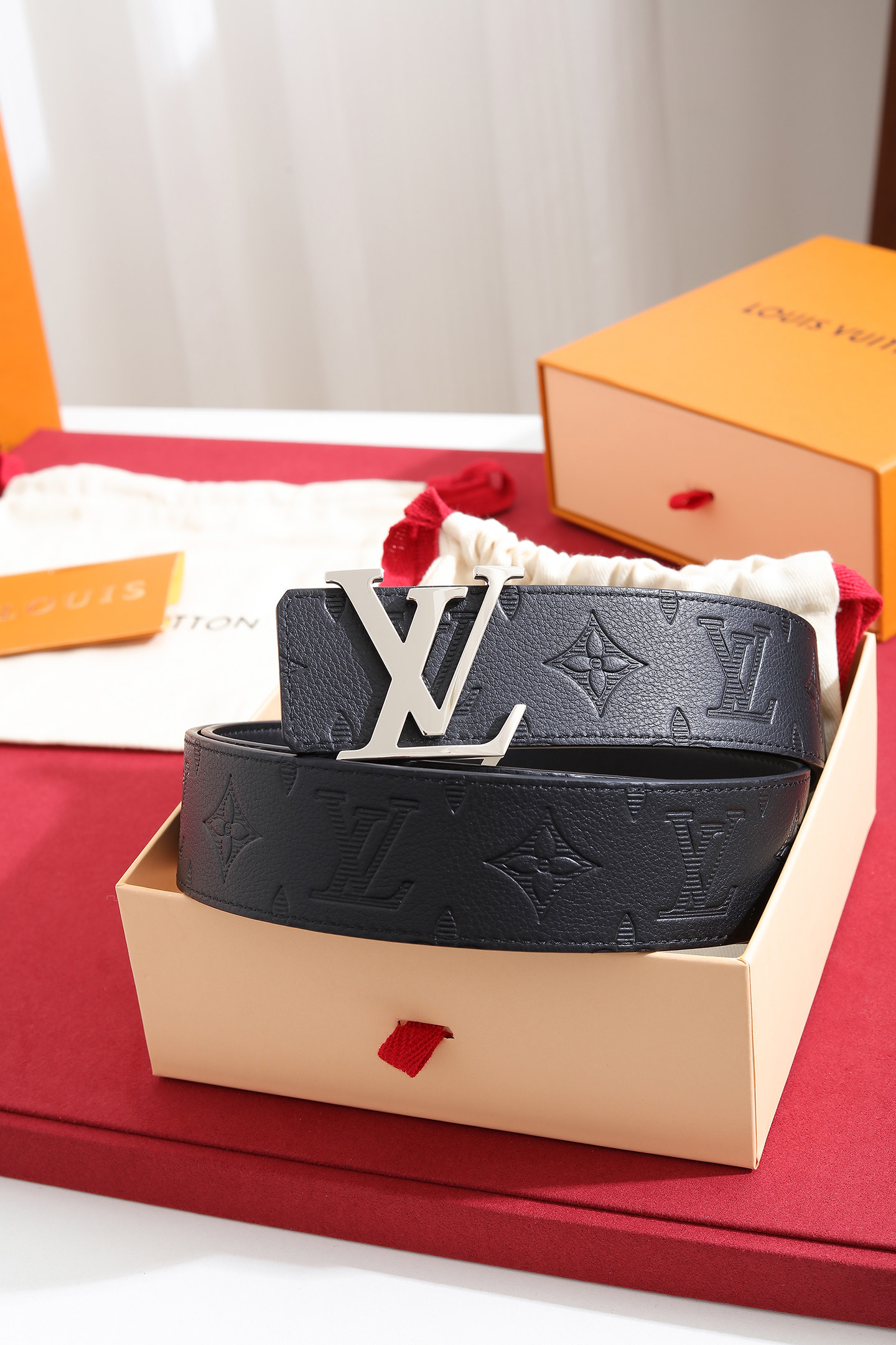 Louis Vuitton 宽度：𝟰 𝟬𝗰𝗺 路易威登Louis Vuitton « 配全套 原包装 » 进口小牛皮⬆ 小荔枝纹压花 进口皮+精品纯钢扣▪ 所有材料完全跟 一样 · 面料、走线、油边尽是细致体现 · 无漏洞细节构成 · 随便进出 代购正货真材实料