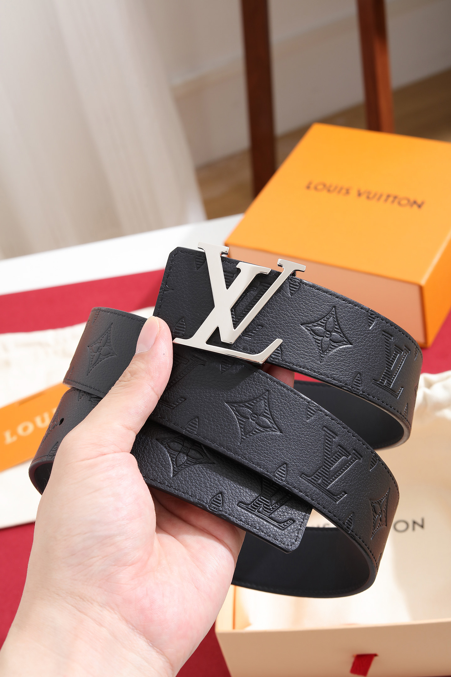Louis Vuitton 宽度：𝟰 𝟬𝗰𝗺 路易威登Louis Vuitton « 配全套 原包装 » 进口小牛皮⬆ 小荔枝纹压花 进口皮+精品纯钢扣▪ 所有材料完全跟 一样 · 面料、走线、油边尽是细致体现 · 无漏洞细节构成 · 随便进出 代购正货真材实料