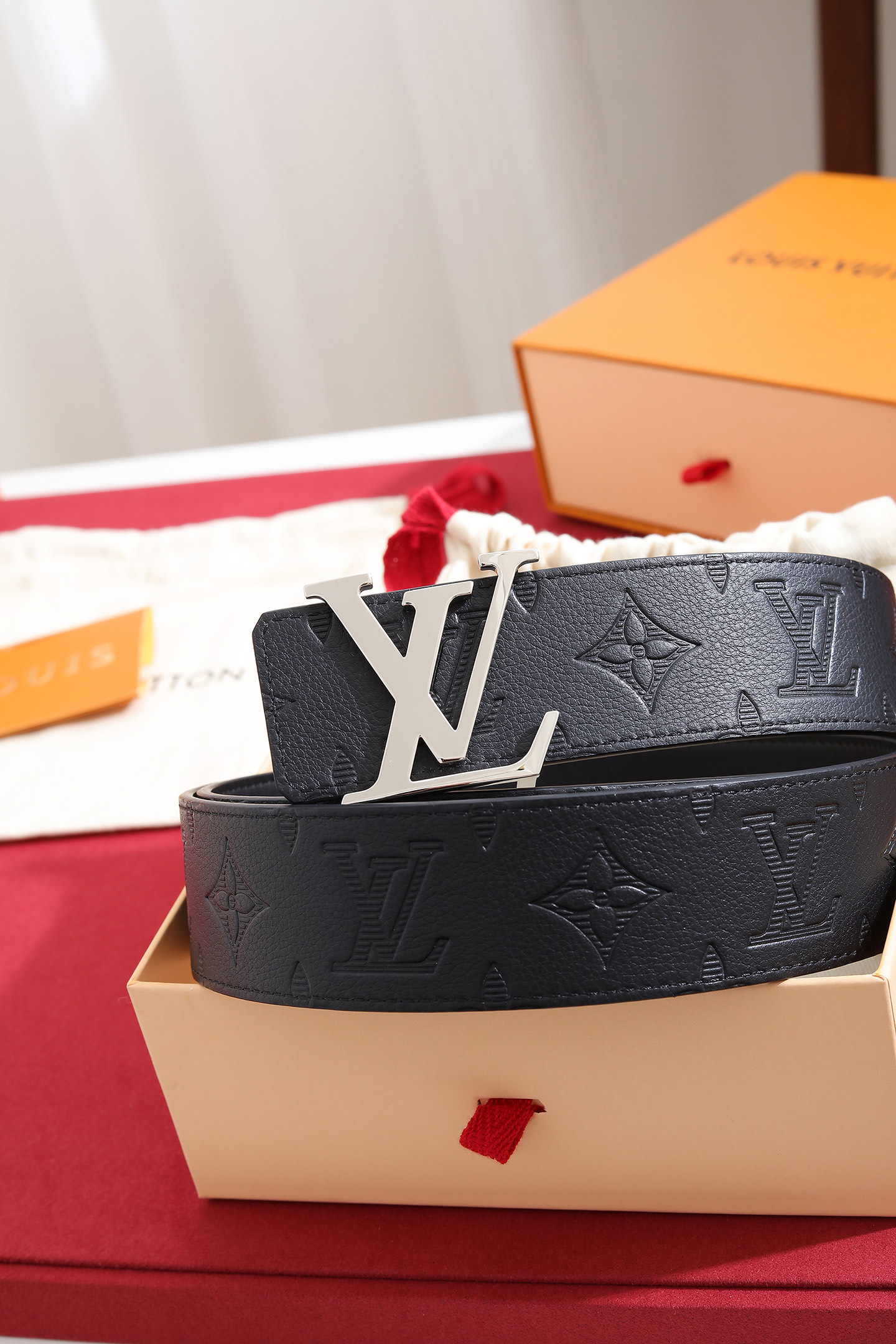 Louis Vuitton 宽度：𝟰 𝟬𝗰𝗺 路易威登Louis Vuitton « 配全套 原包装 » 进口小牛皮⬆ 小荔枝纹压花 进口皮+精品纯钢扣▪ 所有材料完全跟 一样 · 面料、走线、油边尽是细致体现 · 无漏洞细节构成 · 随便进出 代购正货真材实料