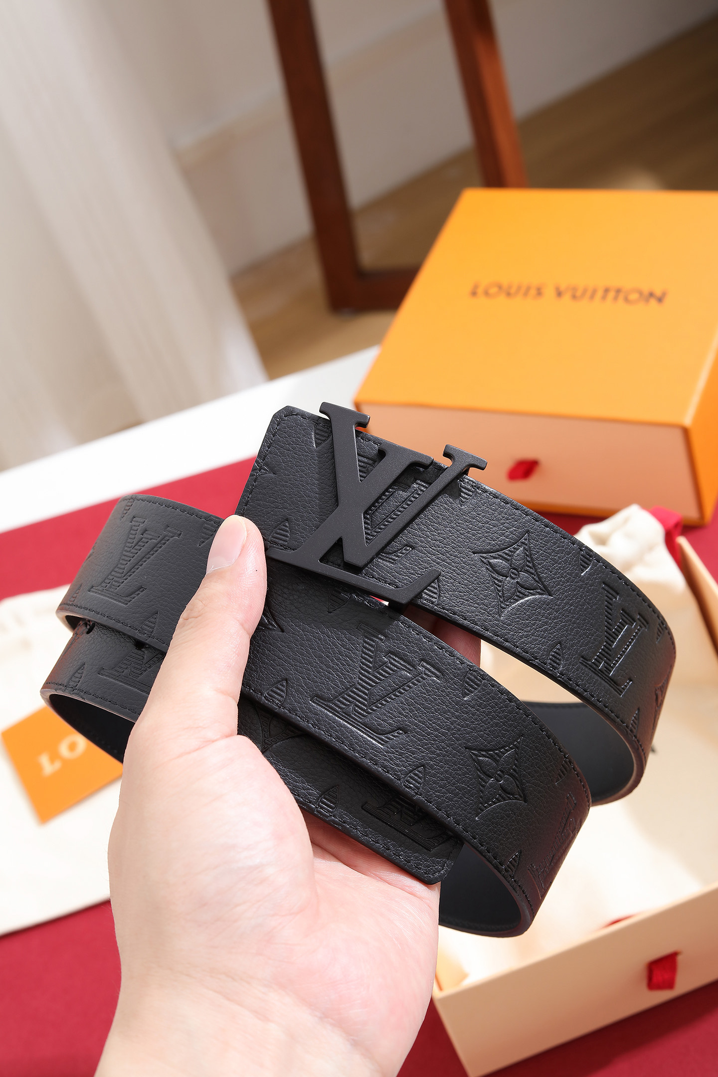 Louis Vuitton 宽度：𝟰 𝟬𝗰𝗺 路易威登Louis Vuitton « 配全套 原包装 » 进口小牛皮⬆ 小荔枝纹压花 进口皮+精品纯钢扣▪ 所有材料完全跟 一样 · 面料、走线、油边尽是细致体现 · 无漏洞细节构成 · 随便进出 代购正货真材实料