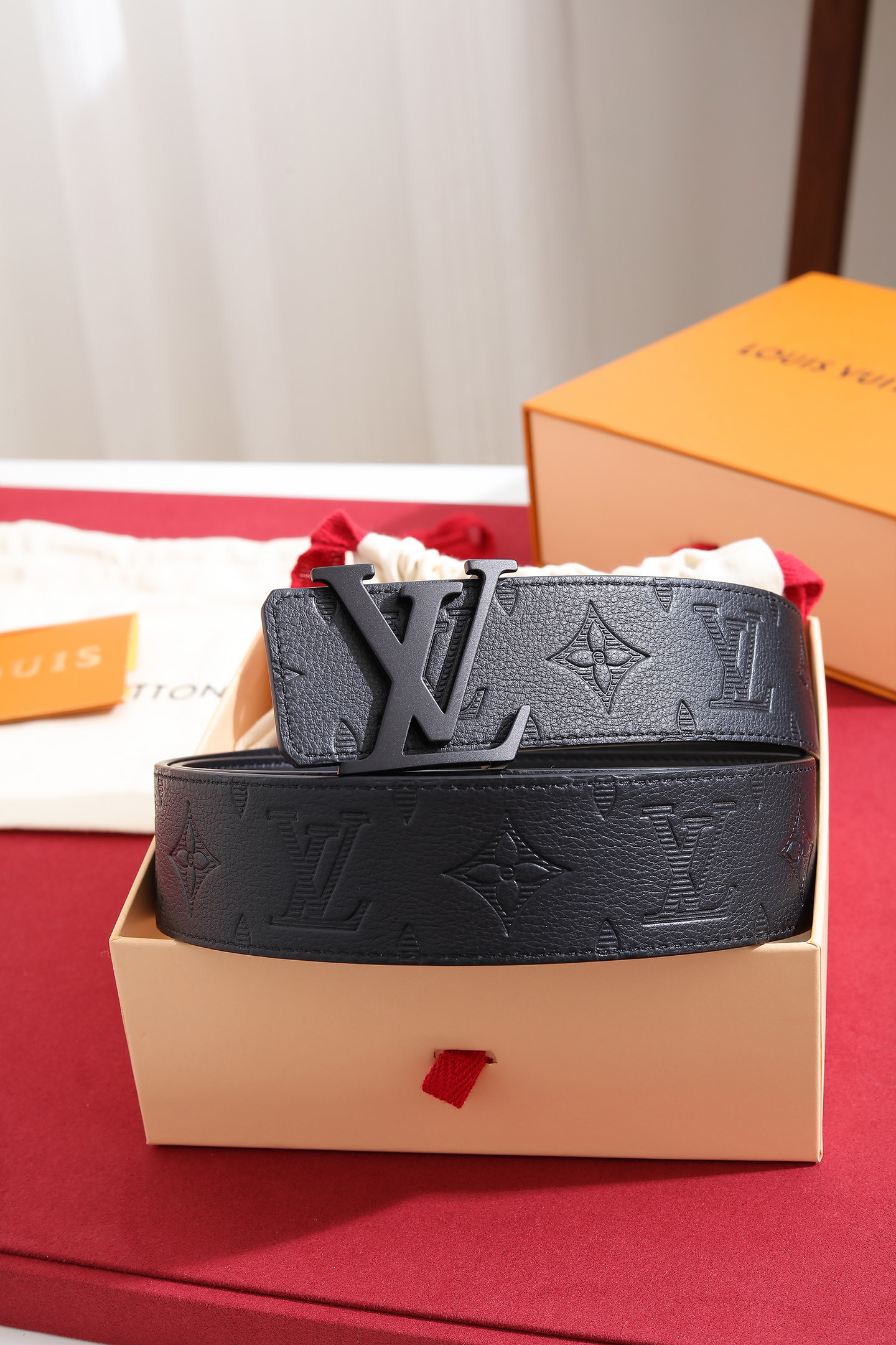 Louis Vuitton 宽度：𝟰 𝟬𝗰𝗺 路易威登Louis Vuitton « 配全套 原包装 » 进口小牛皮⬆ 小荔枝纹压花 进口皮+精品纯钢扣▪ 所有材料完全跟 一样 · 面料、走线、油边尽是细致体现 · 无漏洞细节构成 · 随便进出 代购正货真材实料