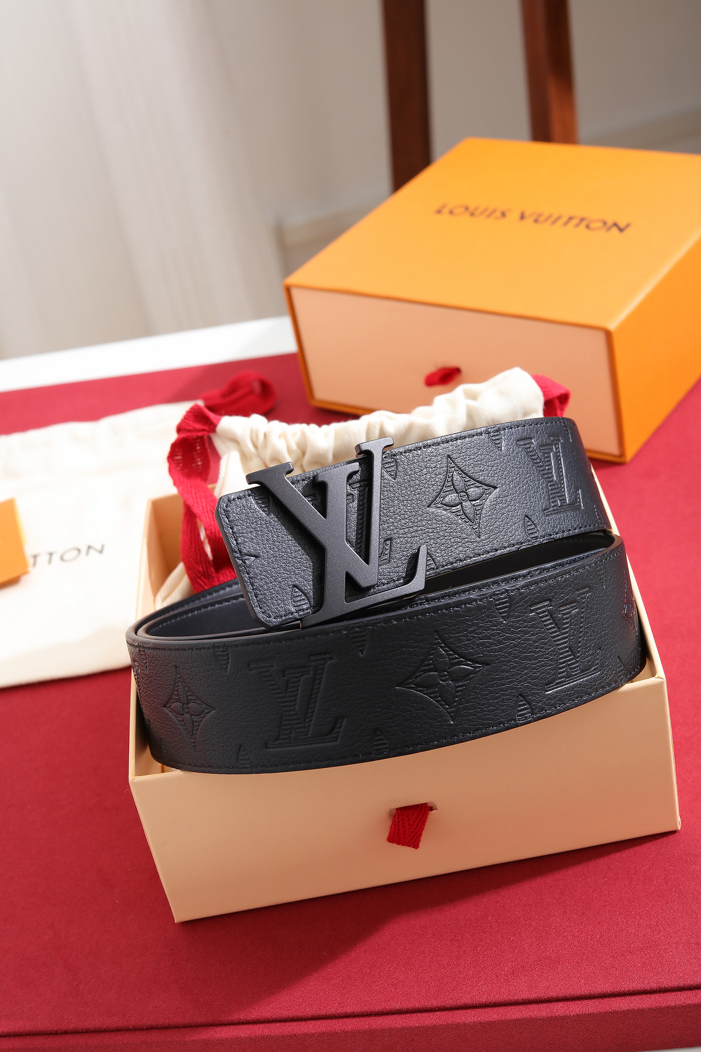 Louis Vuitton 宽度：𝟰 𝟬𝗰𝗺 路易威登Louis Vuitton « 配全套 原包装 » 进口小牛皮⬆ 小荔枝纹压花 进口皮+精品纯钢扣▪ 所有材料完全跟 一样 · 面料、走线、油边尽是细致体现 · 无漏洞细节构成 · 随便进出 代购正货真材实料