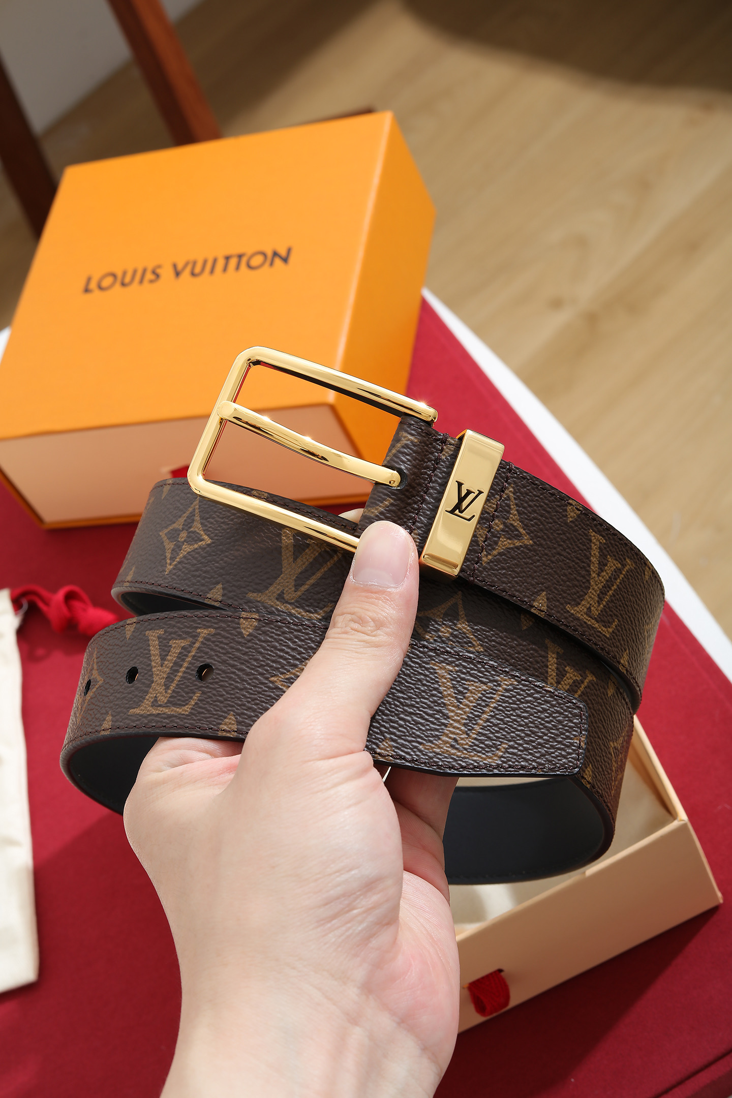 Louis Vuitton 宽度：𝟑 𝟱𝗰𝗺 路易威登Louis Vuitton « 配全套 原包装 » 代购正货品质/ 新版钢印同步更新 进口 PVC拼小牛皮+精品纯钢扣 认图款 高品质 杜绝盗图低品质 Pont Neuf Monogram 腰带彰显路易威登的华美底蕴、精湛匠艺和悠远传承