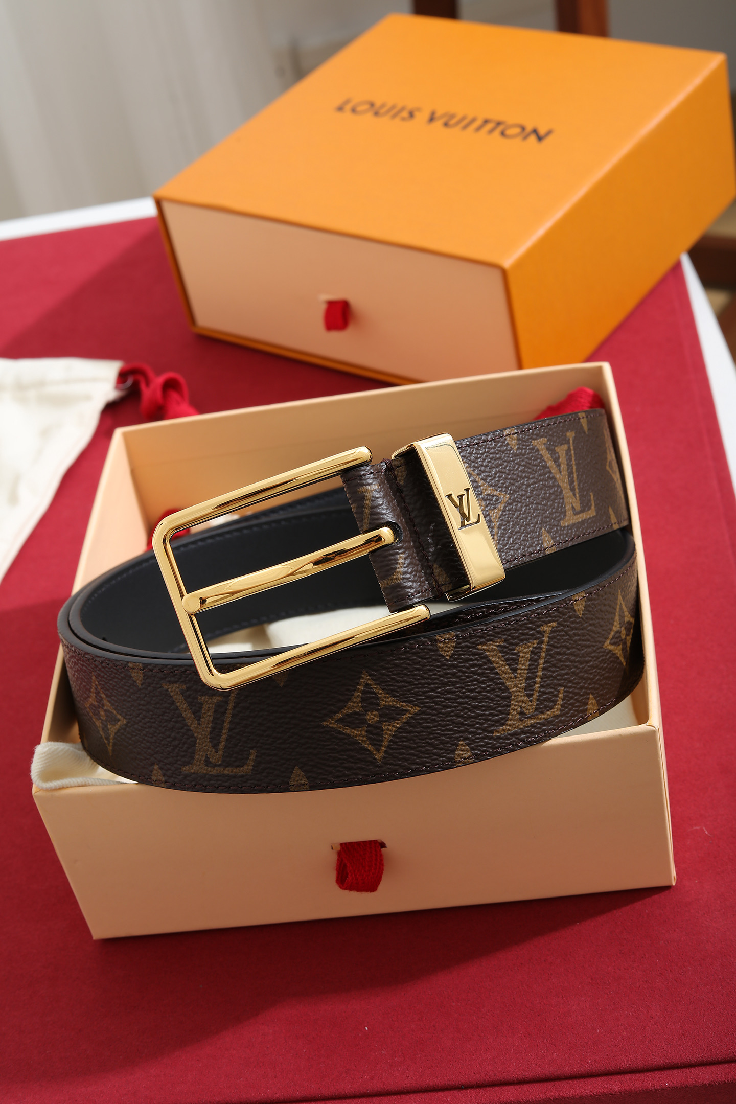 Louis Vuitton 宽度：𝟑 𝟱𝗰𝗺 路易威登Louis Vuitton « 配全套 原包装 » 代购正货品质/ 新版钢印同步更新 进口 PVC拼小牛皮+精品纯钢扣 认图款 高品质 杜绝盗图低品质 Pont Neuf Monogram 腰带彰显路易威登的华美底蕴、精湛匠艺和悠远传承
