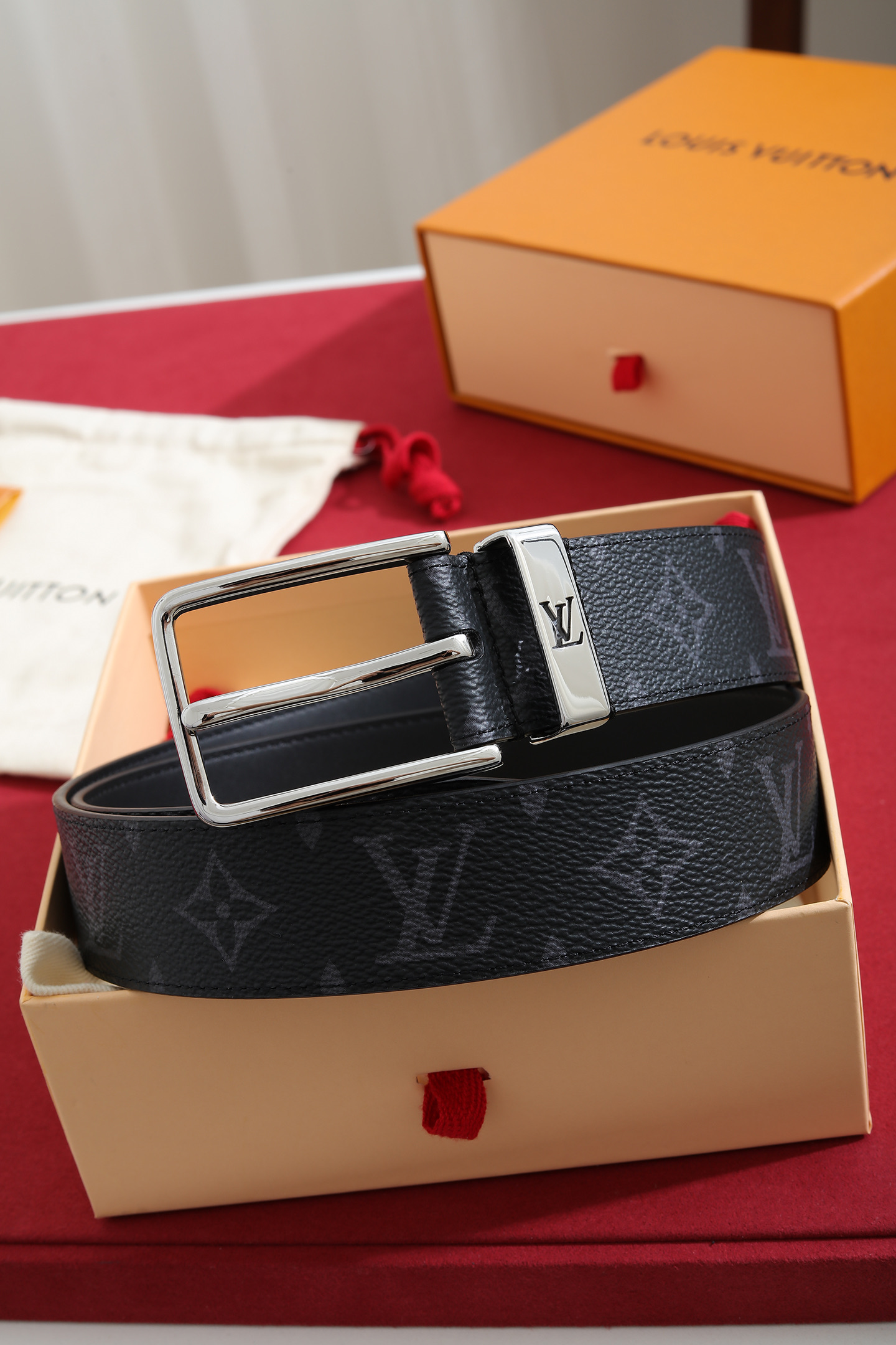 Louis Vuitton 宽度：𝟑 𝟱𝗰𝗺 路易威登Louis Vuitton « 配全套 原包装 » 代购正货品质/ 新版钢印同步更新 进口 PVC拼小牛皮+精品纯钢扣 认图款 高品质 杜绝盗图低品质 Pont Neuf Monogram 腰带彰显路易威登的华美底蕴、精湛匠艺和悠远传承