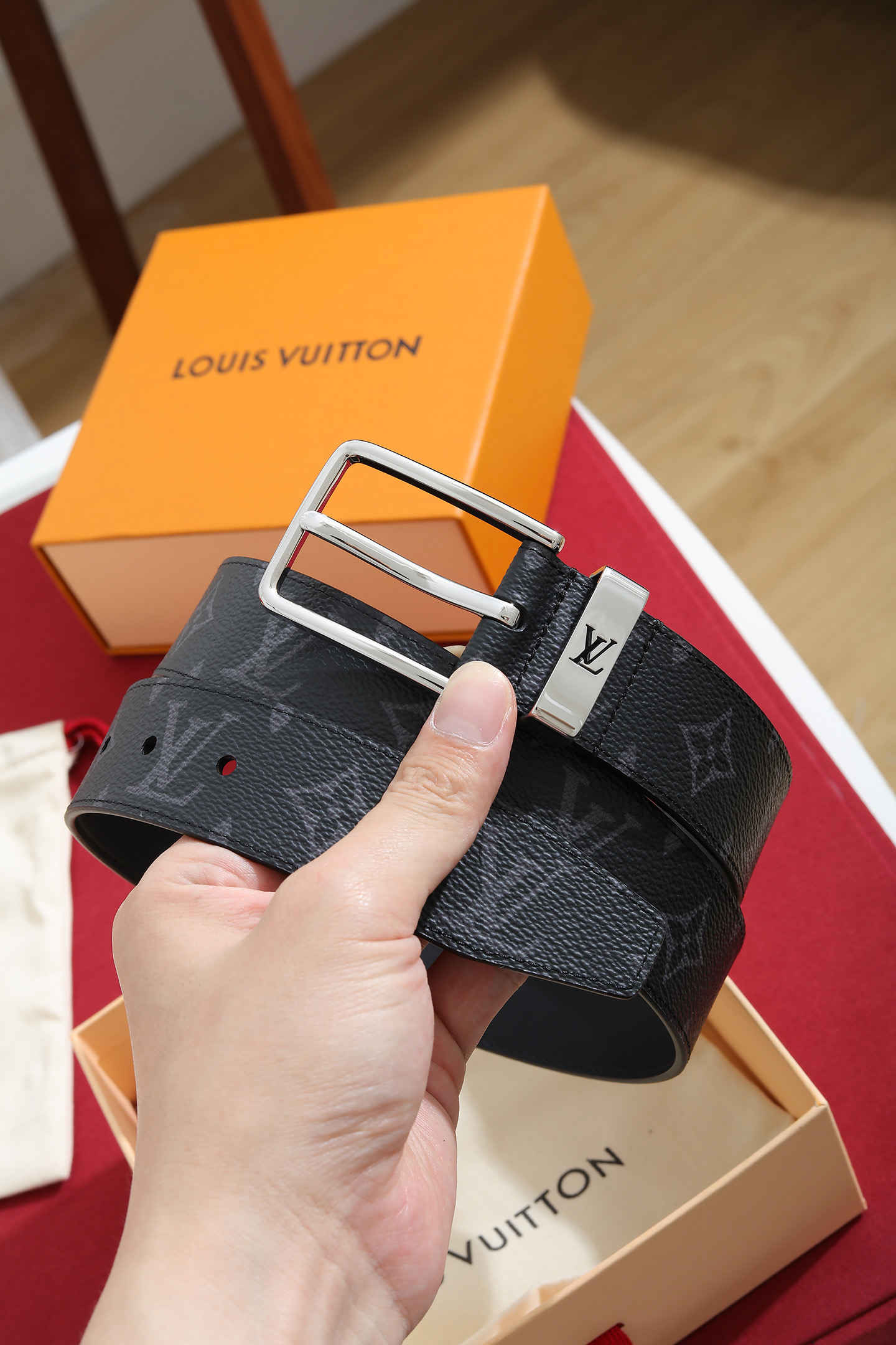 Louis Vuitton 宽度：𝟑 𝟱𝗰𝗺 路易威登Louis Vuitton « 配全套 原包装 » 代购正货品质/ 新版钢印同步更新 进口 PVC拼小牛皮+精品纯钢扣 认图款 高品质 杜绝盗图低品质 Pont Neuf Monogram 腰带彰显路易威登的华美底蕴、精湛匠艺和悠远传承