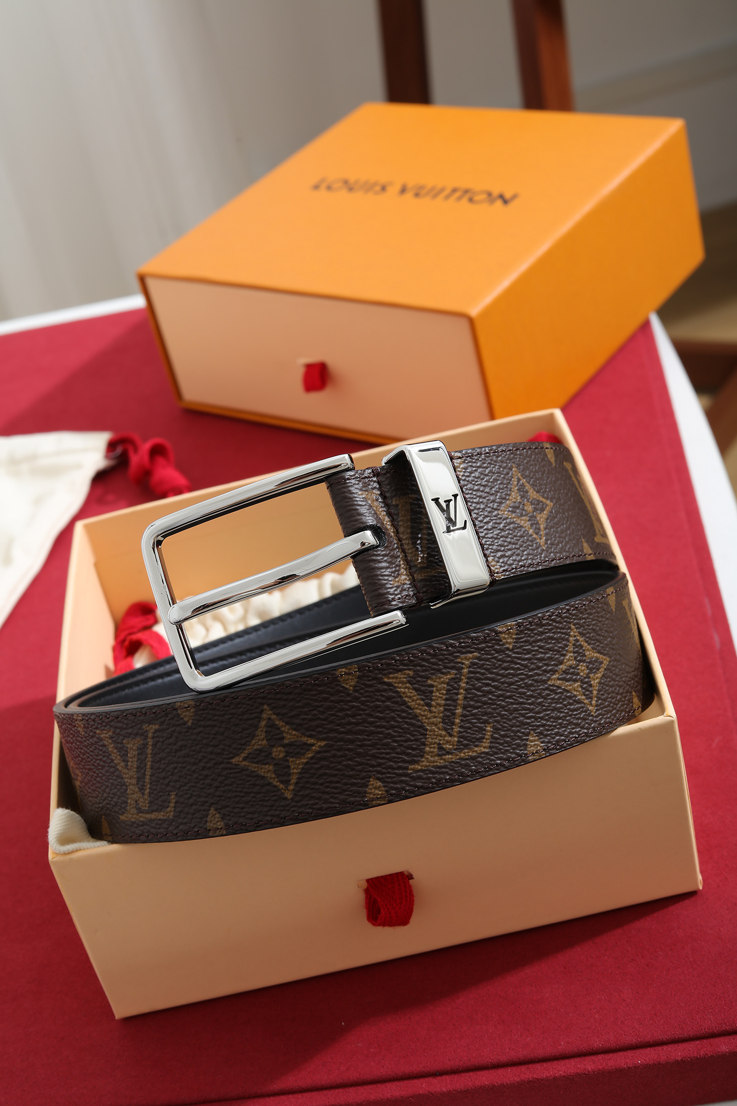 Louis Vuitton 宽度：𝟑 𝟱𝗰𝗺 路易威登Louis Vuitton « 配全套 原包装 » 代购正货品质/ 新版钢印同步更新 进口 PVC拼小牛皮+精品纯钢扣 认图款 高品质 杜绝盗图低品质 Pont Neuf Monogram 腰带彰显路易威登的华美底蕴、精湛匠艺和悠远传承