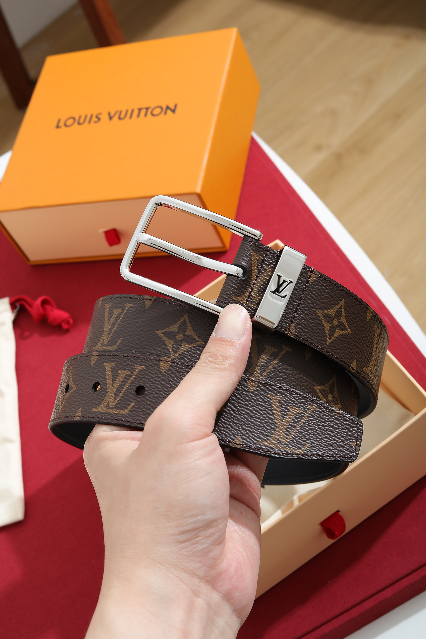 Louis Vuitton 宽度：𝟑 𝟱𝗰𝗺 路易威登Louis Vuitton « 配全套 原包装 » 代购正货品质/ 新版钢印同步更新 进口 PVC拼小牛皮+精品纯钢扣 认图款 高品质 杜绝盗图低品质 Pont Neuf Monogram 腰带彰显路易威登的华美底蕴、精湛匠艺和悠远传承