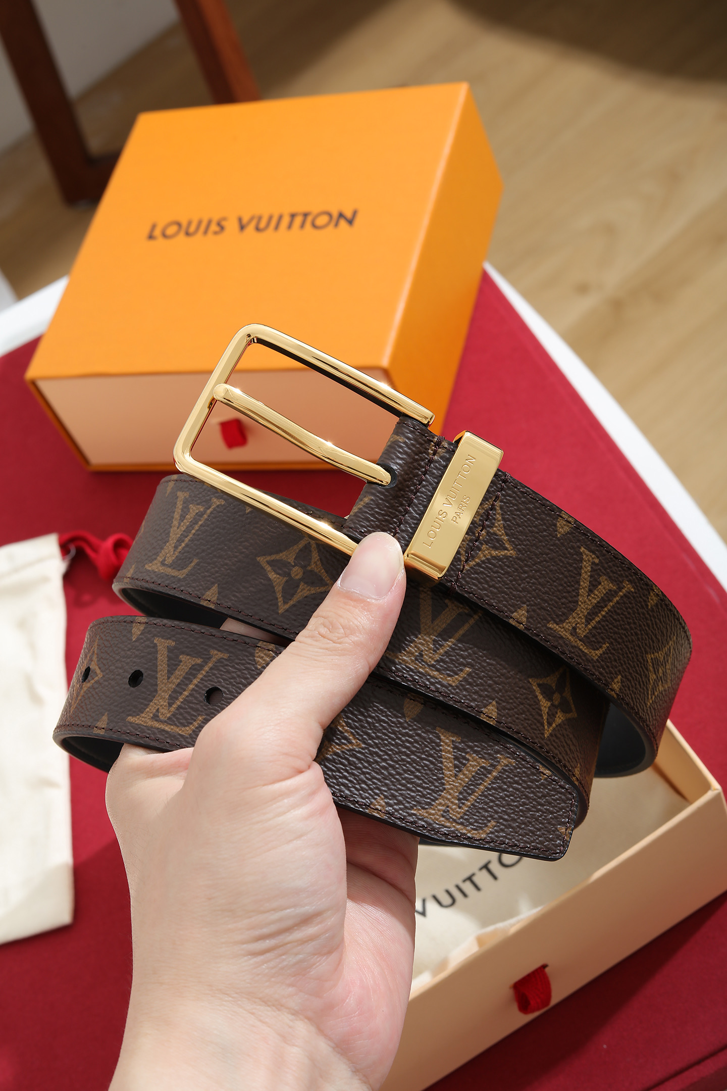 Louis Vuitton 宽度：𝟑 𝟱𝗰𝗺 路易威登Louis Vuitton « 配全套 原包装 » 代购正货品质/ 新版钢印同步更新 进口 PVC拼小牛皮+精品纯钢扣 认图款 高品质 杜绝盗图低品质 Pont Neuf Monogram 腰带彰显路易威登的华美底蕴、精湛匠艺和悠远传承