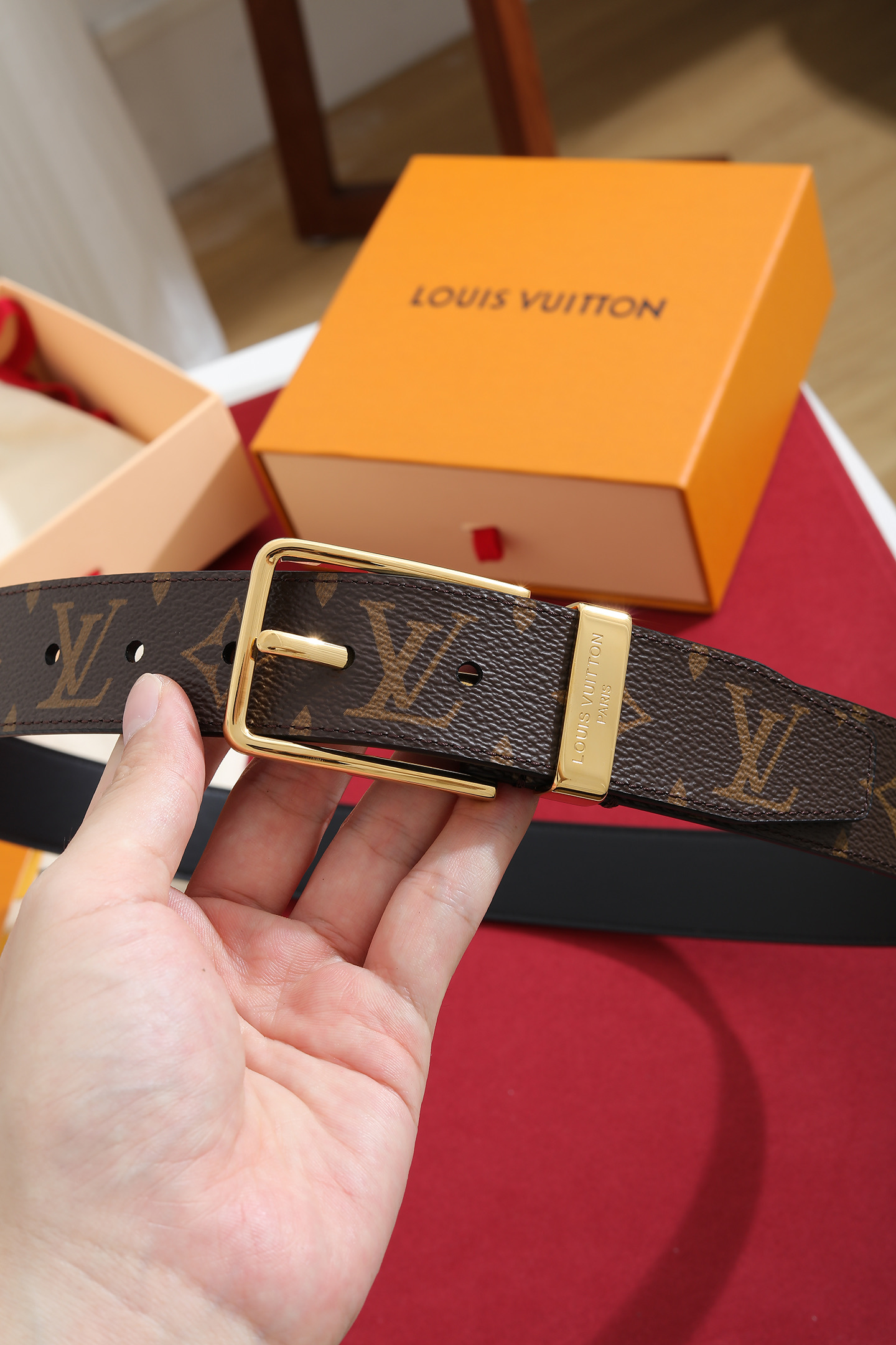 Louis Vuitton 宽度：𝟑 𝟱𝗰𝗺 路易威登Louis Vuitton « 配全套 原包装 » 代购正货品质/ 新版钢印同步更新 进口 PVC拼小牛皮+精品纯钢扣 认图款 高品质 杜绝盗图低品质 Pont Neuf Monogram 腰带彰显路易威登的华美底蕴、精湛匠艺和悠远传承