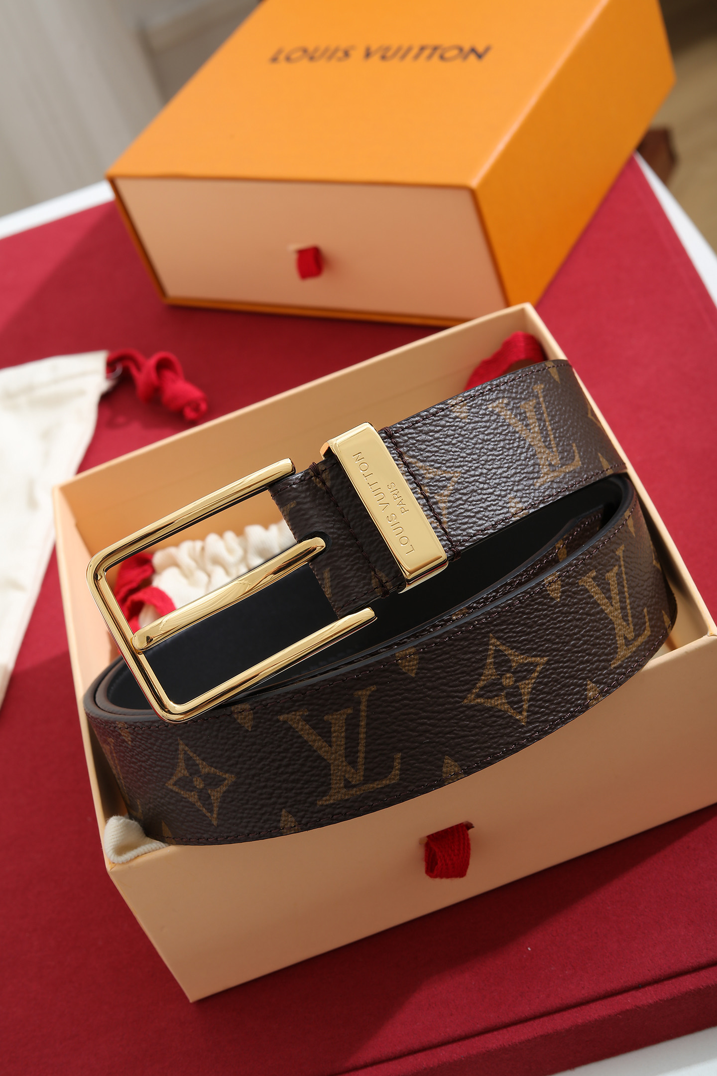 Louis Vuitton 宽度：𝟑 𝟱𝗰𝗺 路易威登Louis Vuitton « 配全套 原包装 » 代购正货品质/ 新版钢印同步更新 进口 PVC拼小牛皮+精品纯钢扣 认图款 高品质 杜绝盗图低品质 Pont Neuf Monogram 腰带彰显路易威登的华美底蕴、精湛匠艺和悠远传承