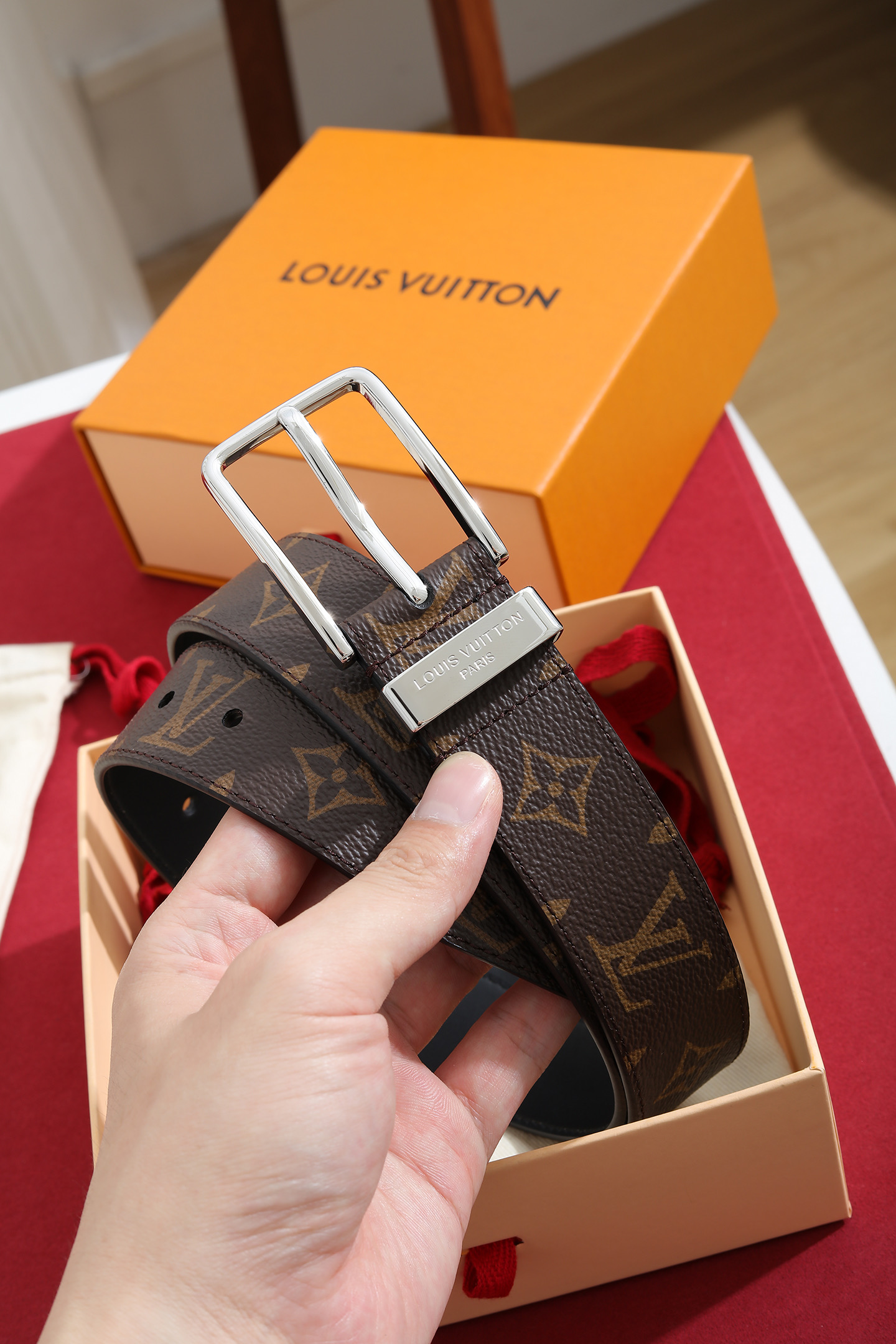 Louis Vuitton 宽度：𝟑 𝟱𝗰𝗺 路易威登Louis Vuitton « 配全套 原包装 » 代购正货品质/ 新版钢印同步更新 进口 PVC拼小牛皮+精品纯钢扣 认图款 高品质 杜绝盗图低品质 Pont Neuf Monogram 腰带彰显路易威登的华美底蕴、精湛匠艺和悠远传承