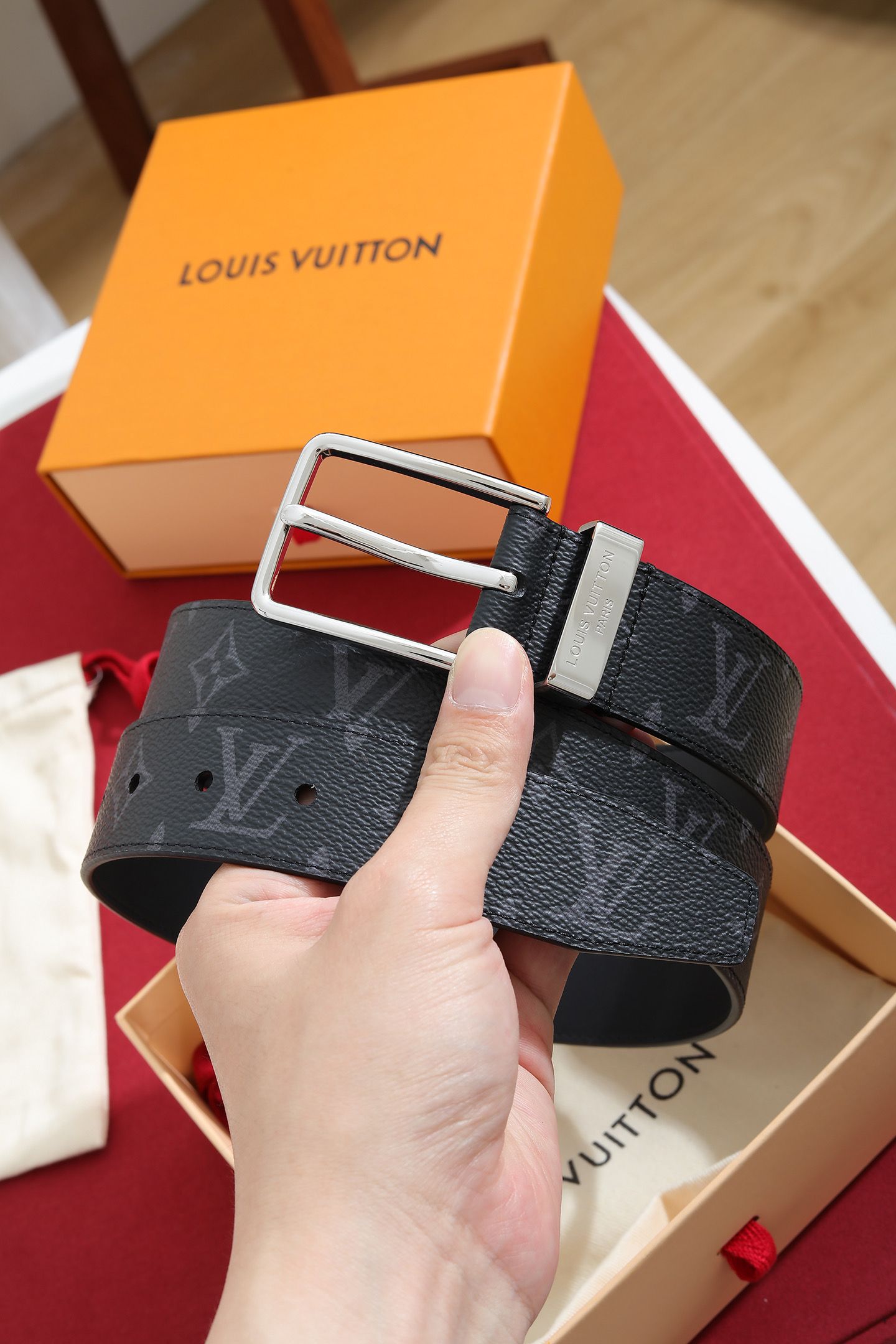 Louis Vuitton 宽度：𝟑 𝟱𝗰𝗺 路易威登Louis Vuitton « 配全套 原包装 » 代购正货品质/ 新版钢印同步更新 进口 PVC拼小牛皮+精品纯钢扣 认图款 高品质 杜绝盗图低品质 Pont Neuf Monogram 腰带彰显路易威登的华美底蕴、精湛匠艺和悠远传承