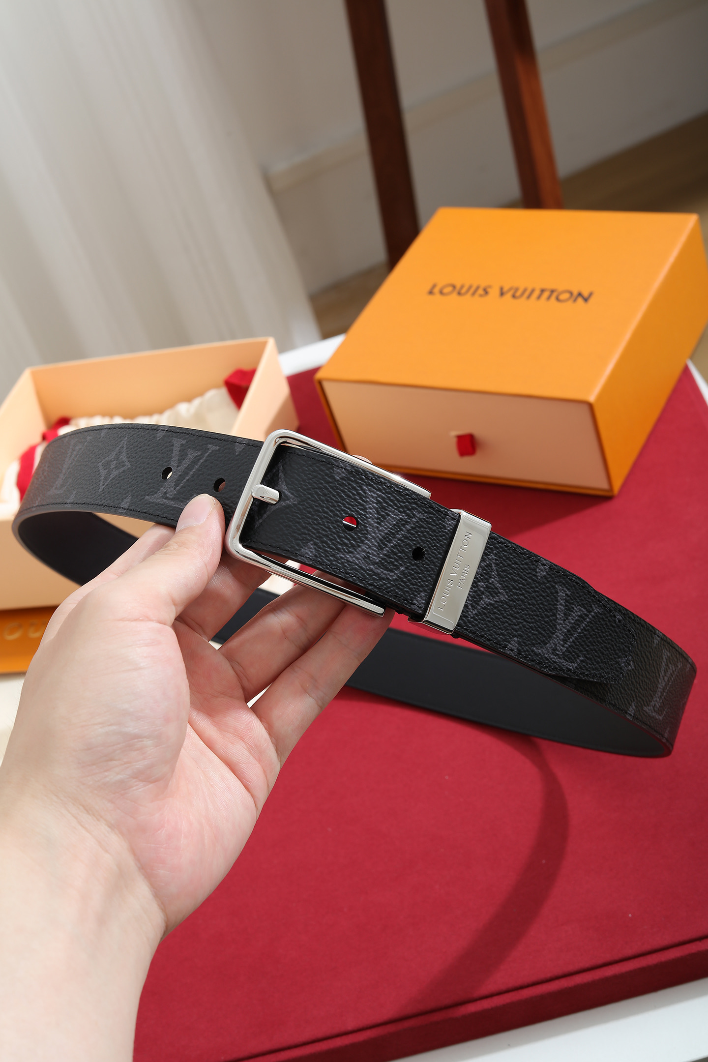 Louis Vuitton 宽度：𝟑 𝟱𝗰𝗺 路易威登Louis Vuitton « 配全套 原包装 » 代购正货品质/ 新版钢印同步更新 进口 PVC拼小牛皮+精品纯钢扣 认图款 高品质 杜绝盗图低品质 Pont Neuf Monogram 腰带彰显路易威登的华美底蕴、精湛匠艺和悠远传承
