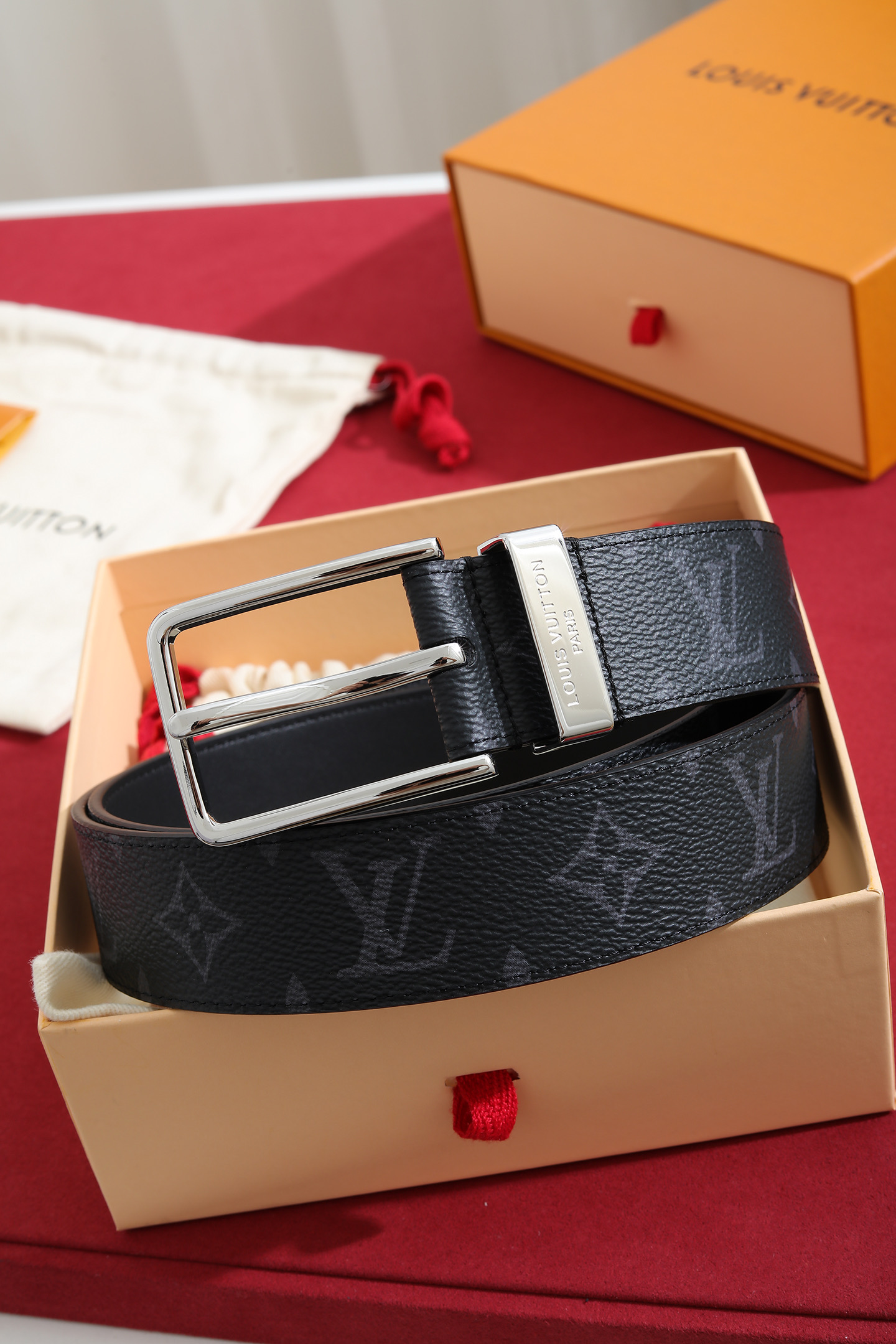 Louis Vuitton 宽度：𝟑 𝟱𝗰𝗺 路易威登Louis Vuitton « 配全套 原包装 » 代购正货品质/ 新版钢印同步更新 进口 PVC拼小牛皮+精品纯钢扣 认图款 高品质 杜绝盗图低品质 Pont Neuf Monogram 腰带彰显路易威登的华美底蕴、精湛匠艺和悠远传承