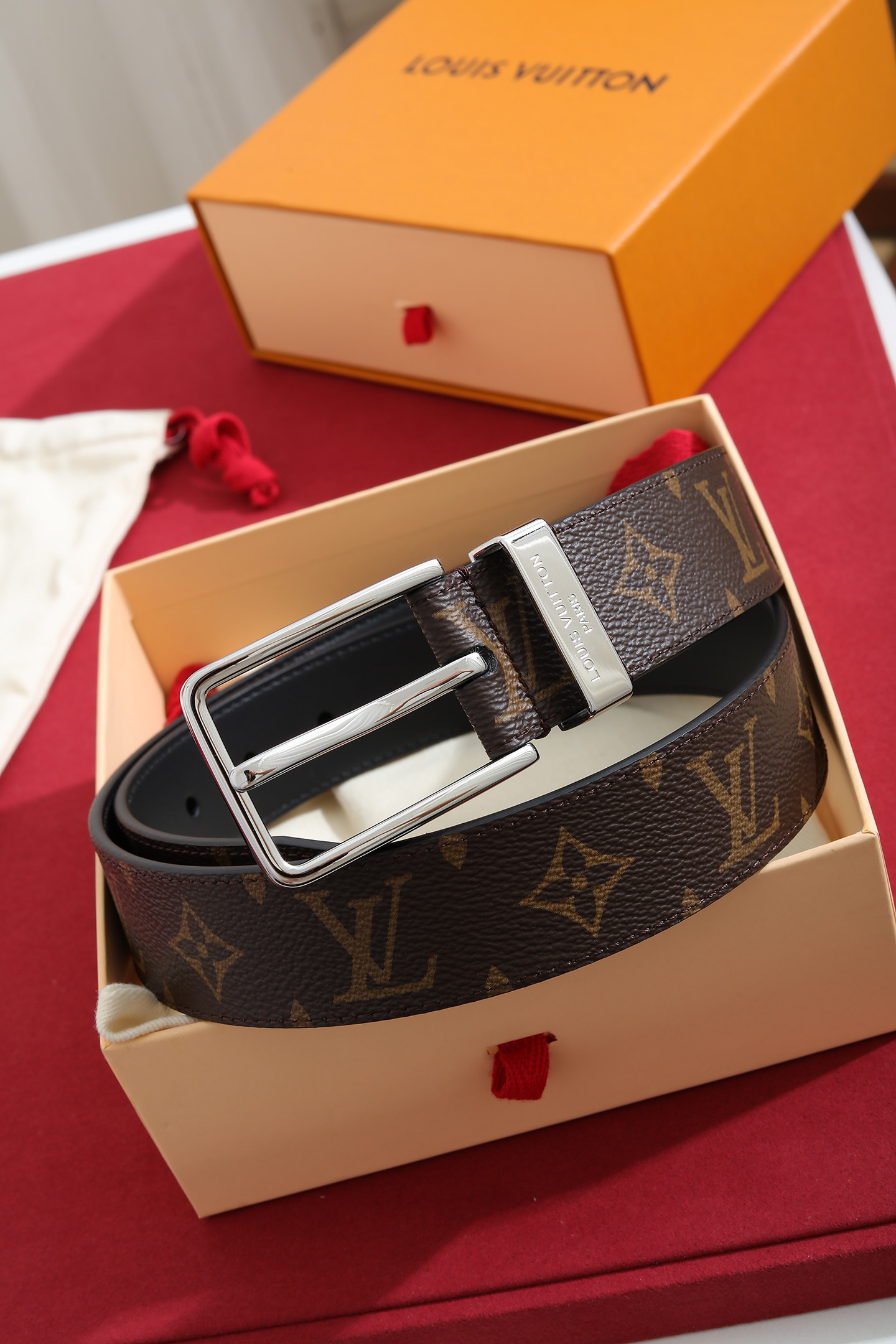 Louis Vuitton 宽度：𝟑 𝟱𝗰𝗺 路易威登Louis Vuitton « 配全套 原包装 » 代购正货品质/ 新版钢印同步更新 进口 PVC拼小牛皮+精品纯钢扣 认图款 高品质 杜绝盗图低品质 Pont Neuf Monogram 腰带彰显路易威登的华美底蕴、精湛匠艺和悠远传承