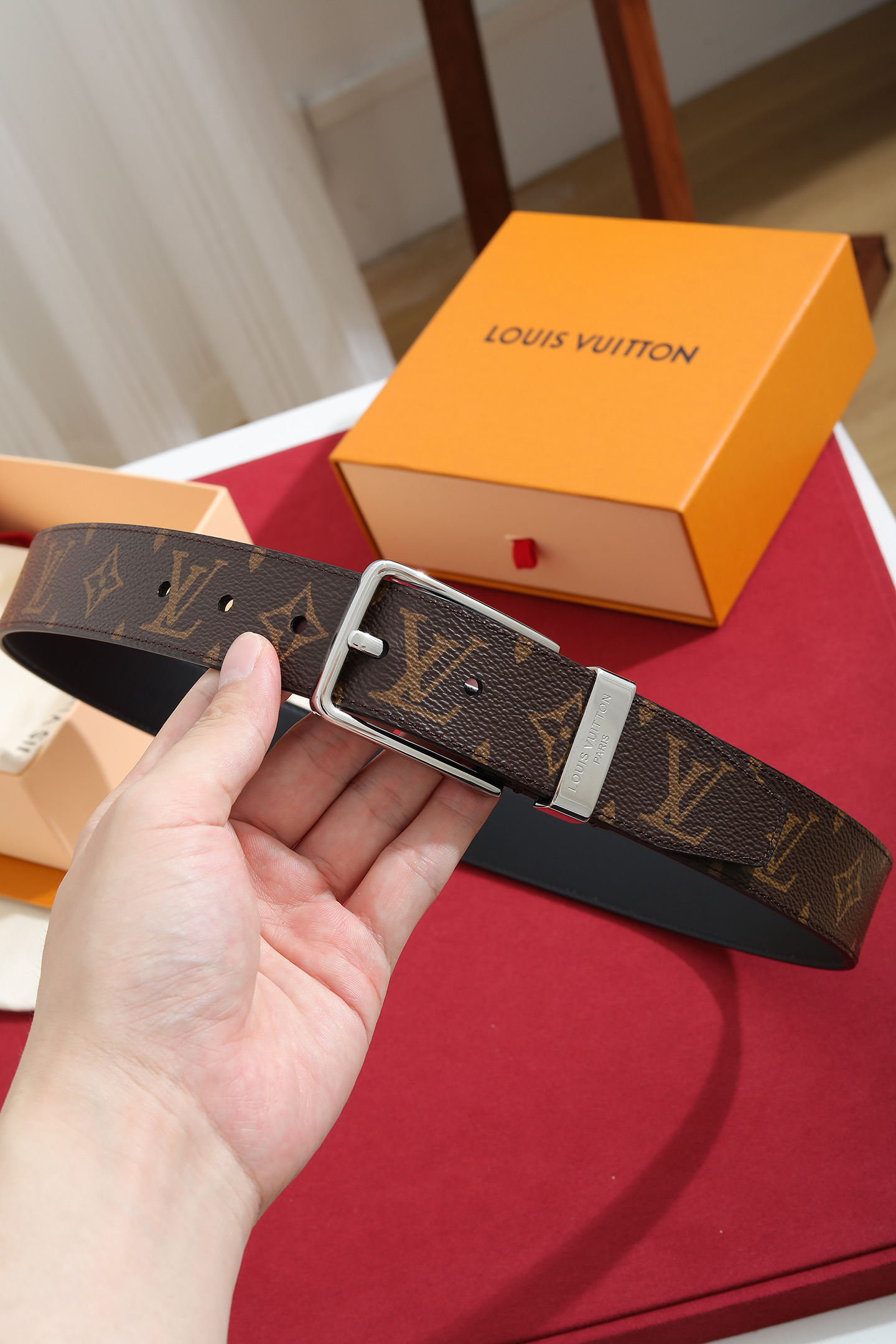 Louis Vuitton 宽度：𝟑 𝟱𝗰𝗺 路易威登Louis Vuitton « 配全套 原包装 » 代购正货品质/ 新版钢印同步更新 进口 PVC拼小牛皮+精品纯钢扣 认图款 高品质 杜绝盗图低品质 Pont Neuf Monogram 腰带彰显路易威登的华美底蕴、精湛匠艺和悠远传承