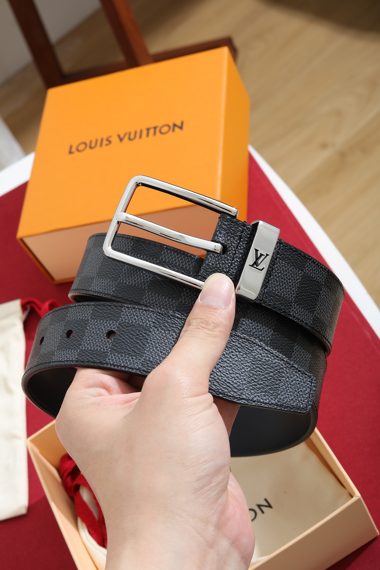 Louis Vuitton 宽度：𝟑 𝟱𝗰𝗺 路易威登Louis Vuitton « 配全套 原包装 » 代购正货品质/ 新版钢印同步更新 进口 PVC拼小牛皮+精品纯钢扣 认图款 高品质 杜绝盗图低品质 Pont Neuf Monogram 腰带彰显路易威登的华美底蕴、精湛匠艺和悠远传承