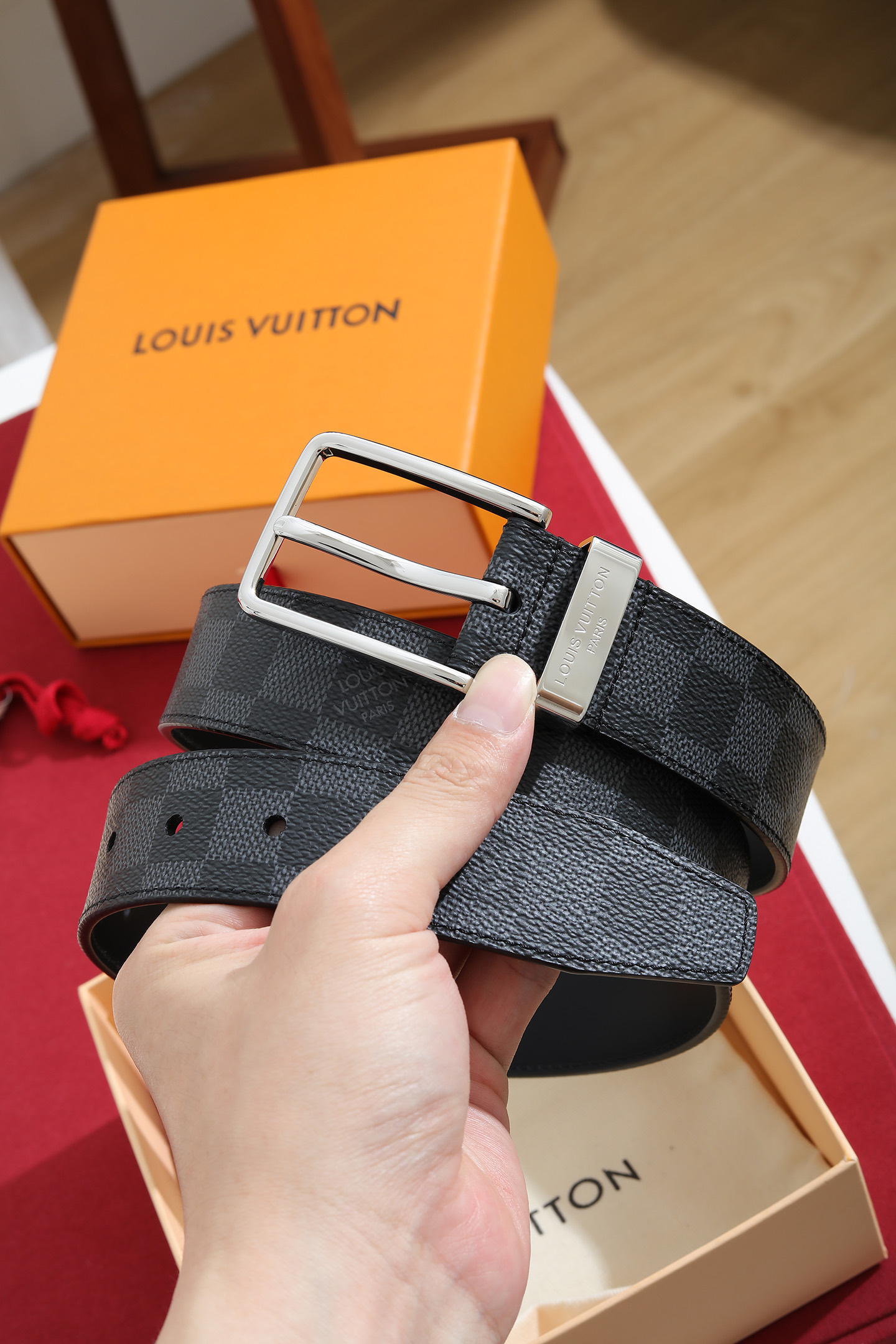 Louis Vuitton 宽度：𝟑 𝟱𝗰𝗺 路易威登Louis Vuitton « 配全套 原包装 » 代购正货品质/ 新版钢印同步更新 进口 PVC拼小牛皮+精品纯钢扣 认图款 高品质 杜绝盗图低品质 Pont Neuf Monogram 腰带彰显路易威登的华美底蕴、精湛匠艺和悠远传承