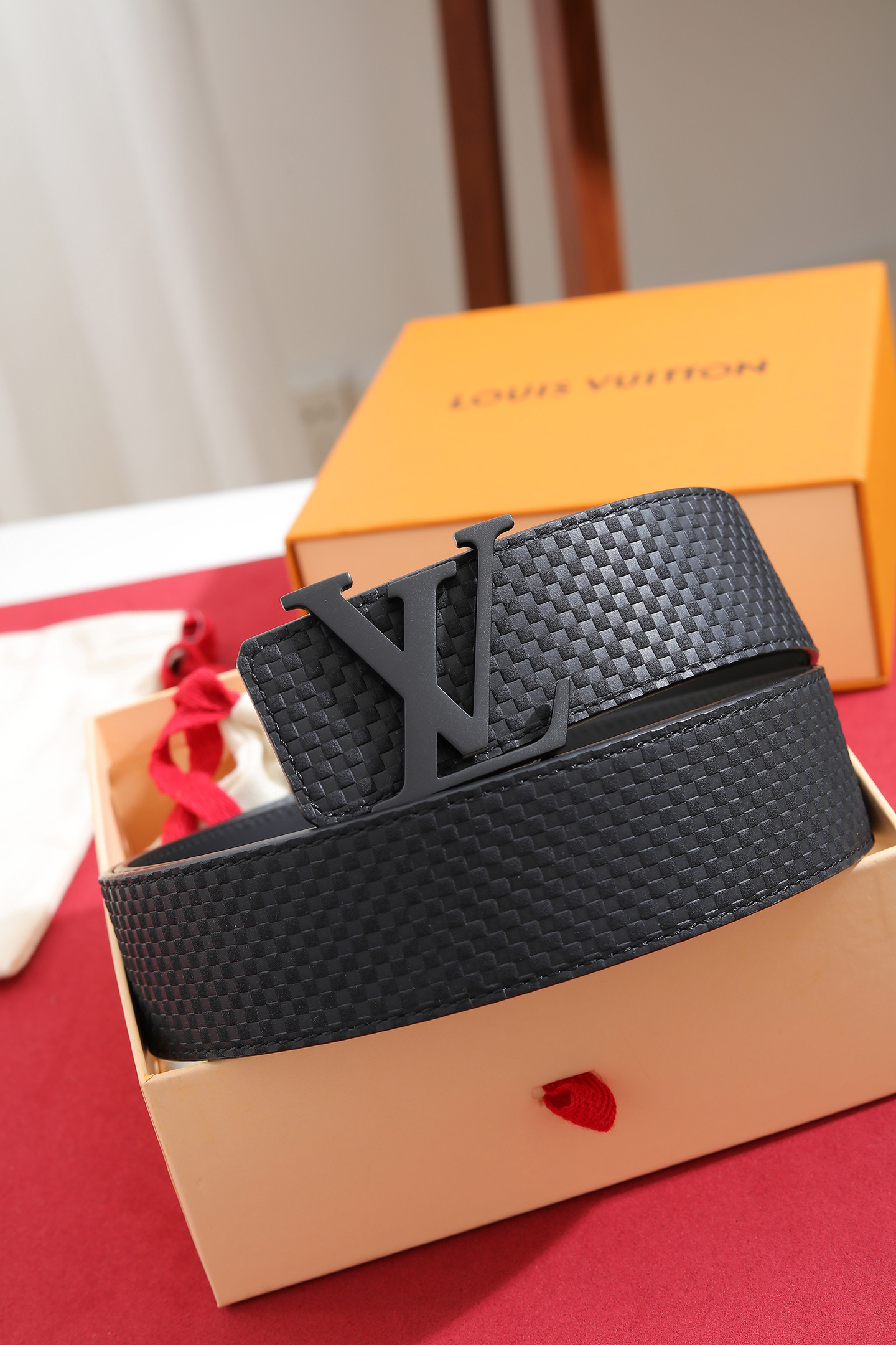 NO:924658,The Donkey Brand Shadow belt has the classic style of Monogram Shadow leather and the restrained style of plain leather, and then depicts enamel stripes on the LV buckle, refreshing the men's wardrobe with a modern touch., belt, louis vuitton, louis vuitton19860909驴牌Shadow 腰带拥有 Monogram Shadow 皮革的经典风尚和素面皮革的内敛格调,再为 LV 搭扣描绘珐琅条纹,以摩登笔触焕新男士衣橱.,皮带,louis vuitton,louis vuitton,Belt