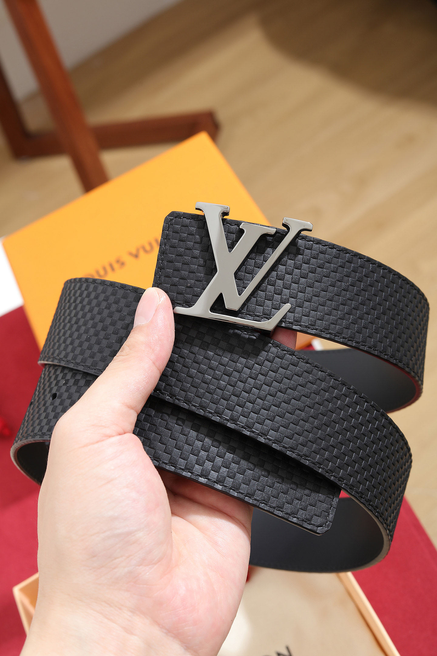 NO:820937,The Donkey Brand Shadow belt has the classic style of Monogram Shadow leather and the restrained style of plain leather, and then depicts enamel stripes on the LV buckle, refreshing the men's wardrobe with a modern touch., belt, louis vuitton, louis vuitton19860909驴牌Shadow 腰带拥有 Monogram Shadow 皮革的经典风尚和素面皮革的内敛格调,再为 LV 搭扣描绘珐琅条纹,以摩登笔触焕新男士衣橱.,皮带,louis vuitton,louis vuitton,Belt