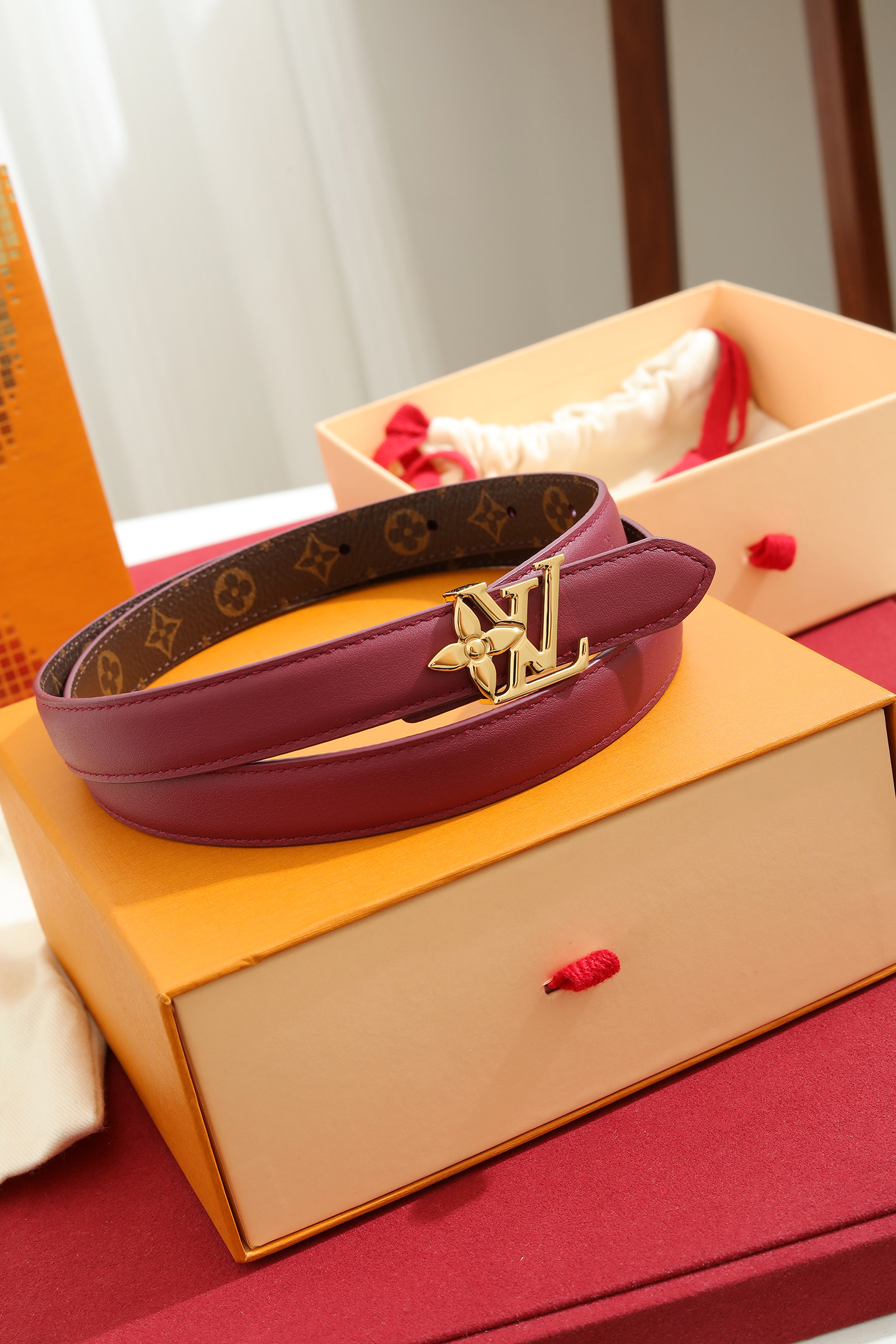 NO:924621,The 2.0cm Bloom double-sided belt combines cow leather and Monogram canvas, presenting the metal LV letters and Monogram flowers from a new perspective, making it an elegant and flexible daily choice, highlighting classic fashion and elegant style., belt, louis vuitton, cowhide198609092.0cm Bloom 双面腰带结合牛皮革和 Monogram 帆布,以崭新视角呈现金属 LV 字母和 Monogram 花卉,成就优雅灵活的日常之选,彰显经典风尚与考究格调.,皮带,louis vuitton,cowhide,Belt