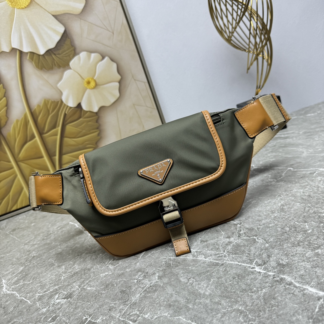 Prada Bolso de Cintura de Nylon Re-Nylon con Detalles de Piel