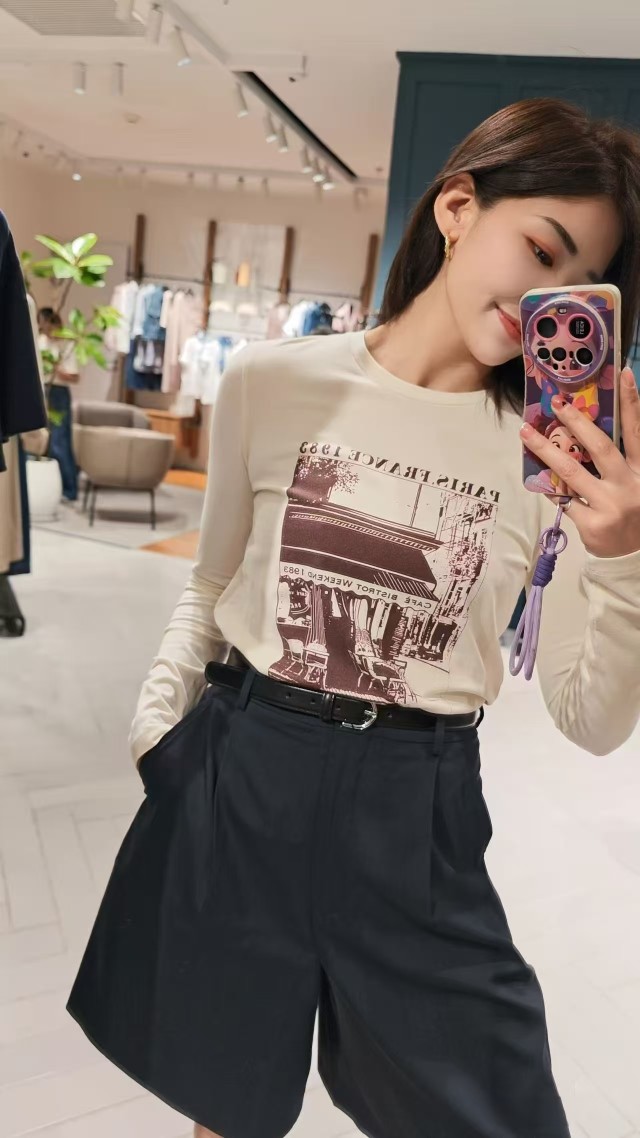 NO:548595,Model number G25100435 MaxMar* new high-end high-end boutique custom pure cotton fabric, chest pattern printed letter logo logo, fashionable and versatile casual long-sleeved T-shirt top!  Apricot color, (M size shoulder width 43, bust 98, sleeve length 60, clothing length 67) hair, tees, t-shirt, alexander wang19860909款号G25100435 MaxMar*新款高版本高端精品定制纯棉面料、胸前图案印花字母logo徽标时尚百搭休闲长袖t恤上衣！杏色,（M码肩宽43,胸围98,袖长60,衣长67）发,,tees，t-shirt,alexander wang,Women's clothing