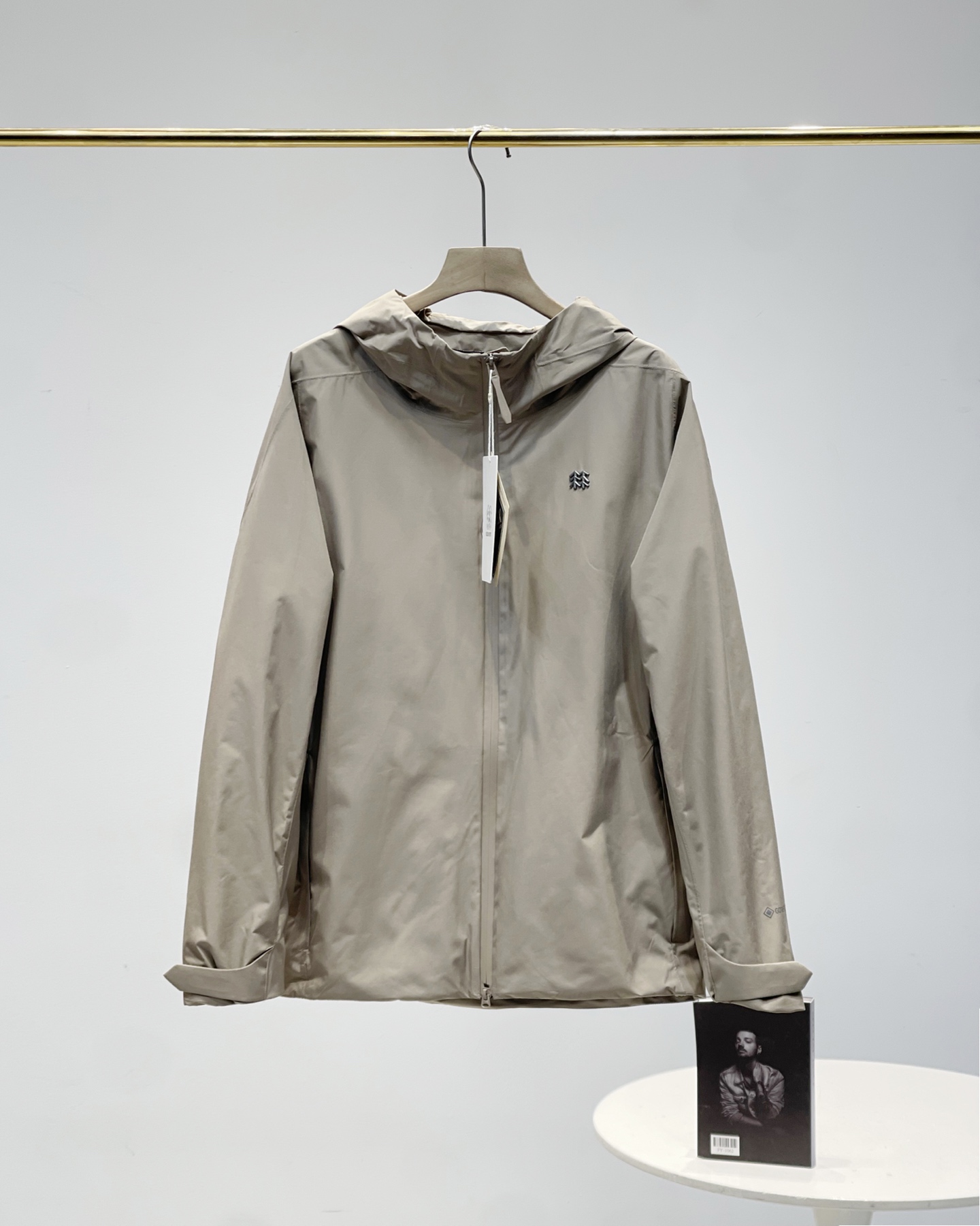 Kolon Sport Chaqueta Softshell con Capucha y Diseño Versátil para Hombre 6 i1743257517730 7040 0 4