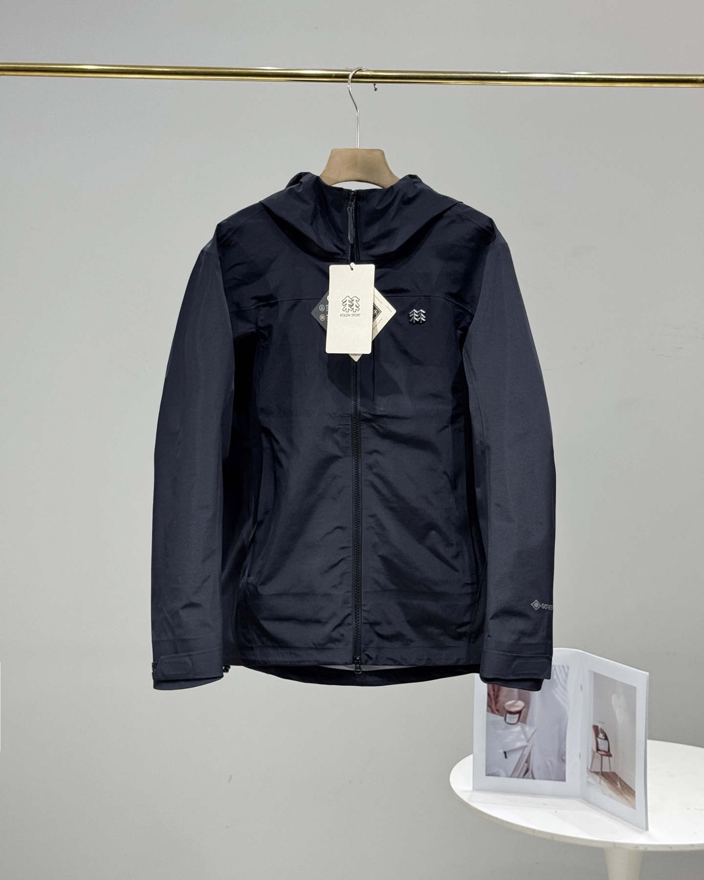 KOLON SPORT Chaqueta Impermeable Unisex Edición 25 Aniversario – Estilo y Funcionalidad
