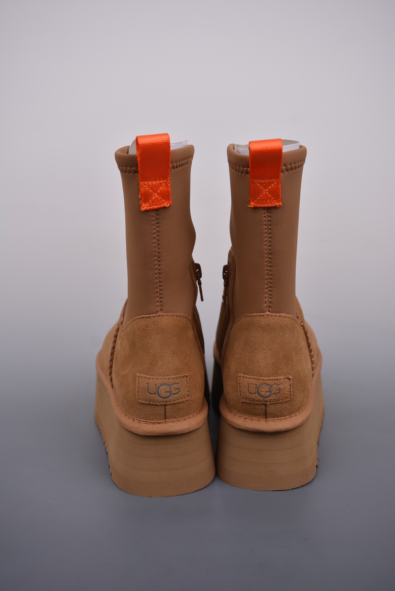 💰380 纯原版 可退换
UGG W CLASSIC Clear MINI 休闲侧拉链
秋冬羊皮毛一体雪地靴 全鞋采用ZP同厂
隆丰A级澳洲进口羊皮毛一体
品牌代工厂生产线 完全遵循ZP工艺流程
代工厂原厂版师 秉承无原鞋不开发选择
注重每一处细节 市面最正版型
TREADLITE"轻翼"科技外底 轻便/耐用/柔韧/桩型
经典5cm厚大底 增高 大长腿必备
官方货号: 1144031XS
尺码: 35 36 37 38 39 40