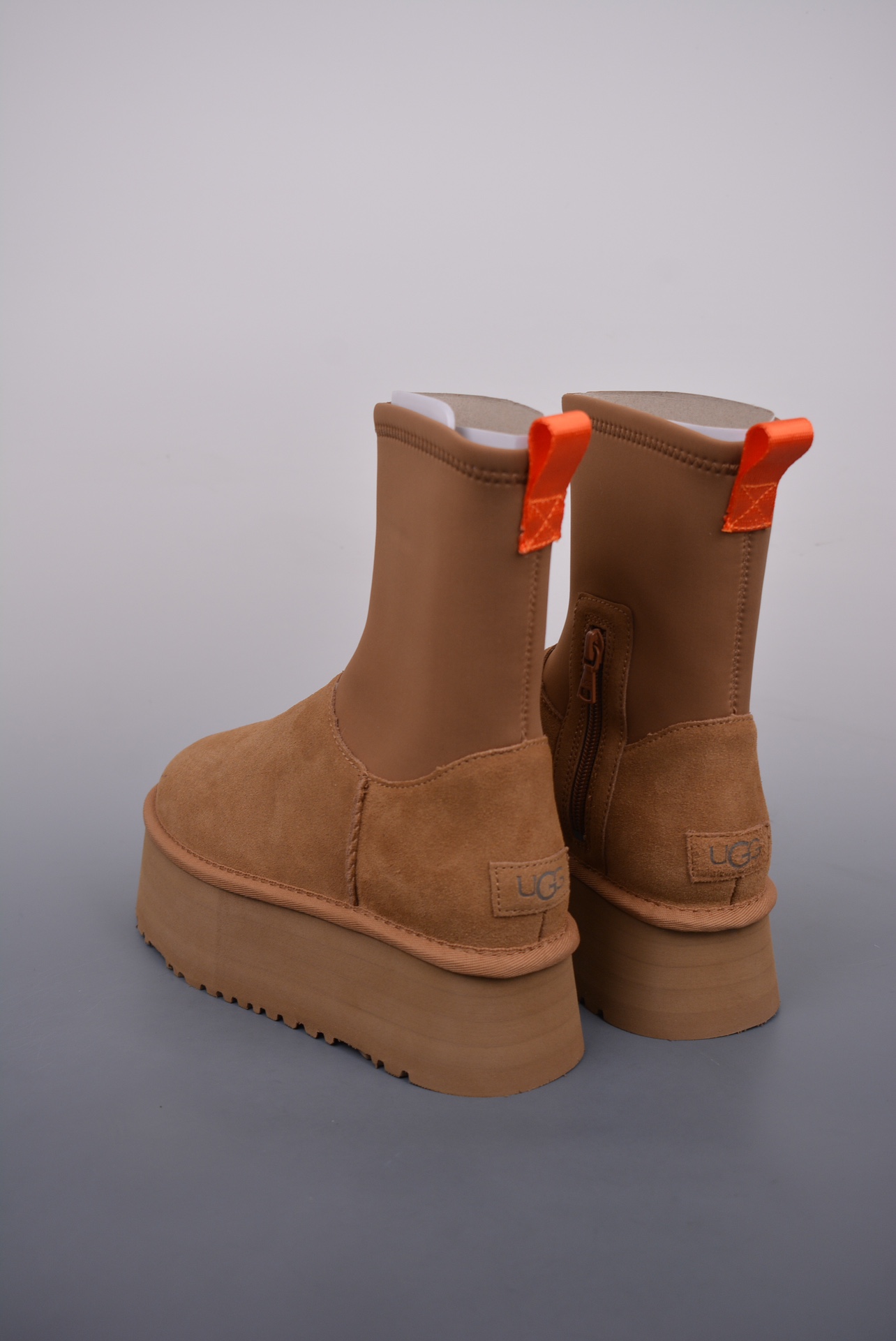 💰380 纯原版 可退换
UGG W CLASSIC Clear MINI 休闲侧拉链
秋冬羊皮毛一体雪地靴 全鞋采用ZP同厂
隆丰A级澳洲进口羊皮毛一体
品牌代工厂生产线 完全遵循ZP工艺流程
代工厂原厂版师 秉承无原鞋不开发选择
注重每一处细节 市面最正版型
TREADLITE"轻翼"科技外底 轻便/耐用/柔韧/桩型
经典5cm厚大底 增高 大长腿必备
官方货号: 1144031XS
尺码: 35 36 37 38 39 40
