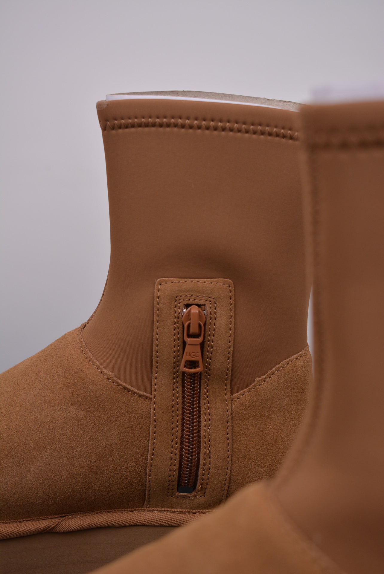 💰380 纯原版 可退换
UGG W CLASSIC Clear MINI 休闲侧拉链
秋冬羊皮毛一体雪地靴 全鞋采用ZP同厂
隆丰A级澳洲进口羊皮毛一体
品牌代工厂生产线 完全遵循ZP工艺流程
代工厂原厂版师 秉承无原鞋不开发选择
注重每一处细节 市面最正版型
TREADLITE"轻翼"科技外底 轻便/耐用/柔韧/桩型
经典5cm厚大底 增高 大长腿必备
官方货号: 1144031XS
尺码: 35 36 37 38 39 40