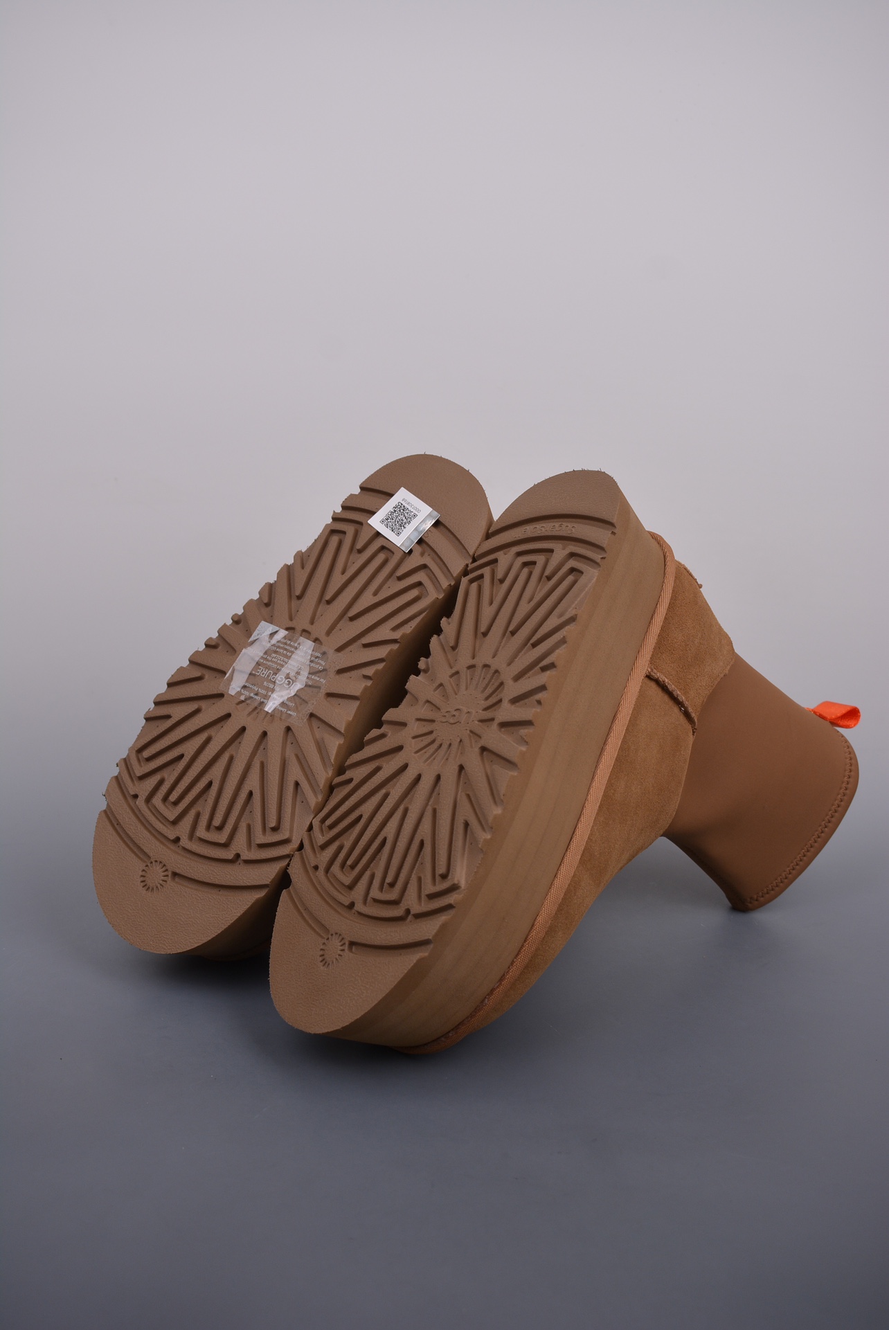 💰380 纯原版 可退换
UGG W CLASSIC Clear MINI 休闲侧拉链
秋冬羊皮毛一体雪地靴 全鞋采用ZP同厂
隆丰A级澳洲进口羊皮毛一体
品牌代工厂生产线 完全遵循ZP工艺流程
代工厂原厂版师 秉承无原鞋不开发选择
注重每一处细节 市面最正版型
TREADLITE"轻翼"科技外底 轻便/耐用/柔韧/桩型
经典5cm厚大底 增高 大长腿必备
官方货号: 1144031XS
尺码: 35 36 37 38 39 40