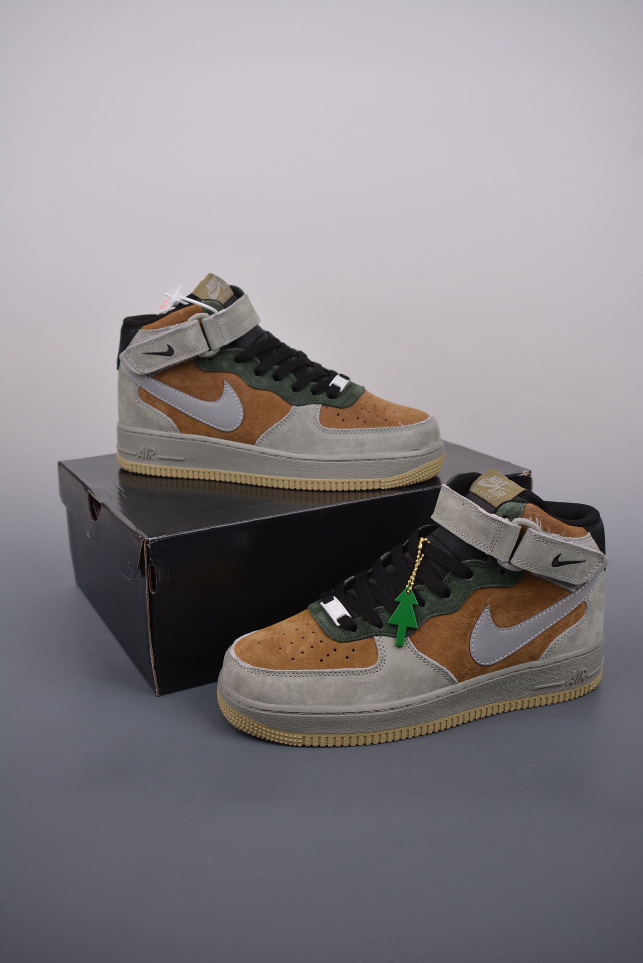 💰340 纯原版
NK Air Force 1 MID 麂皮圣诞树配色
原楦头原纸板 打造纯正空军版型
专注外贸渠道 全掌内置蜂窝气垫
原盒配件 原厂中底钢印、拉帮完美
官方货号:CQ5059 118K
Size:36 36.5 37.5 38 38.5 39 40 40.5 41 42 42.5 43 44 44.5 45