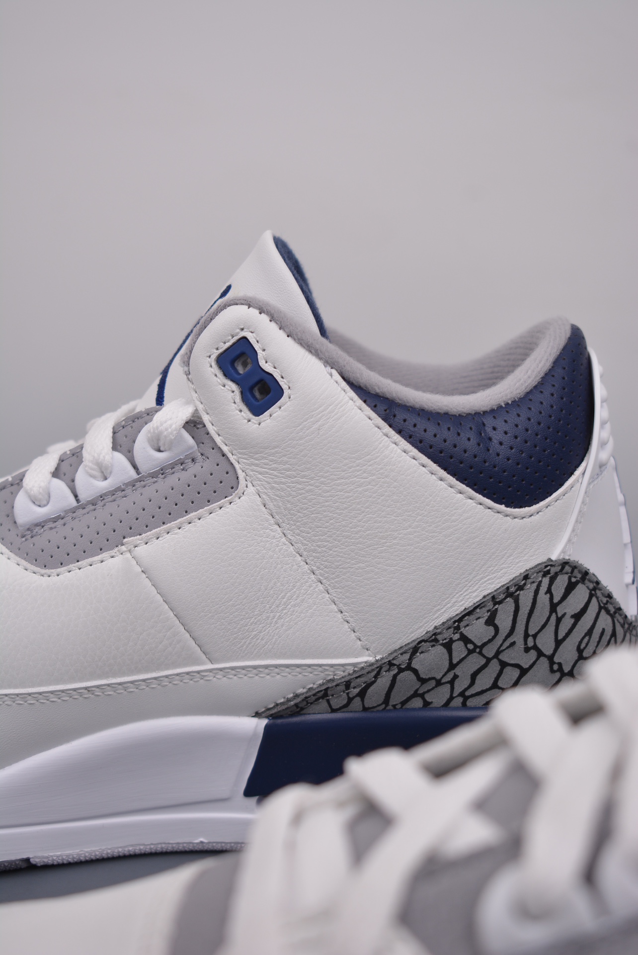 💰180真标💰280公司级💰380纯原版
乔丹3代 AJ3 Air jordan 3 Retro
"Midnight Navy" 灰蓝经典 纯原大厂出品
莞产纯原出品原装进口皮料
正确荔枝纹路 经典复刻 完美爆裂
正确卡色大底 客供原厂磨具
完美鞋型 鞋舌飞人刺绣精细
欢迎对比"Nike Air "Logo 呈现
质感出众的白色皮革搭配经典爆裂纹
上脚效果极佳绝对是今年必入的球鞋之一
区别市面小作坊版本
官方货号:CT8532 140CF
尺码:40 40.5 41 42 42.5 43 44 45 46 47.5