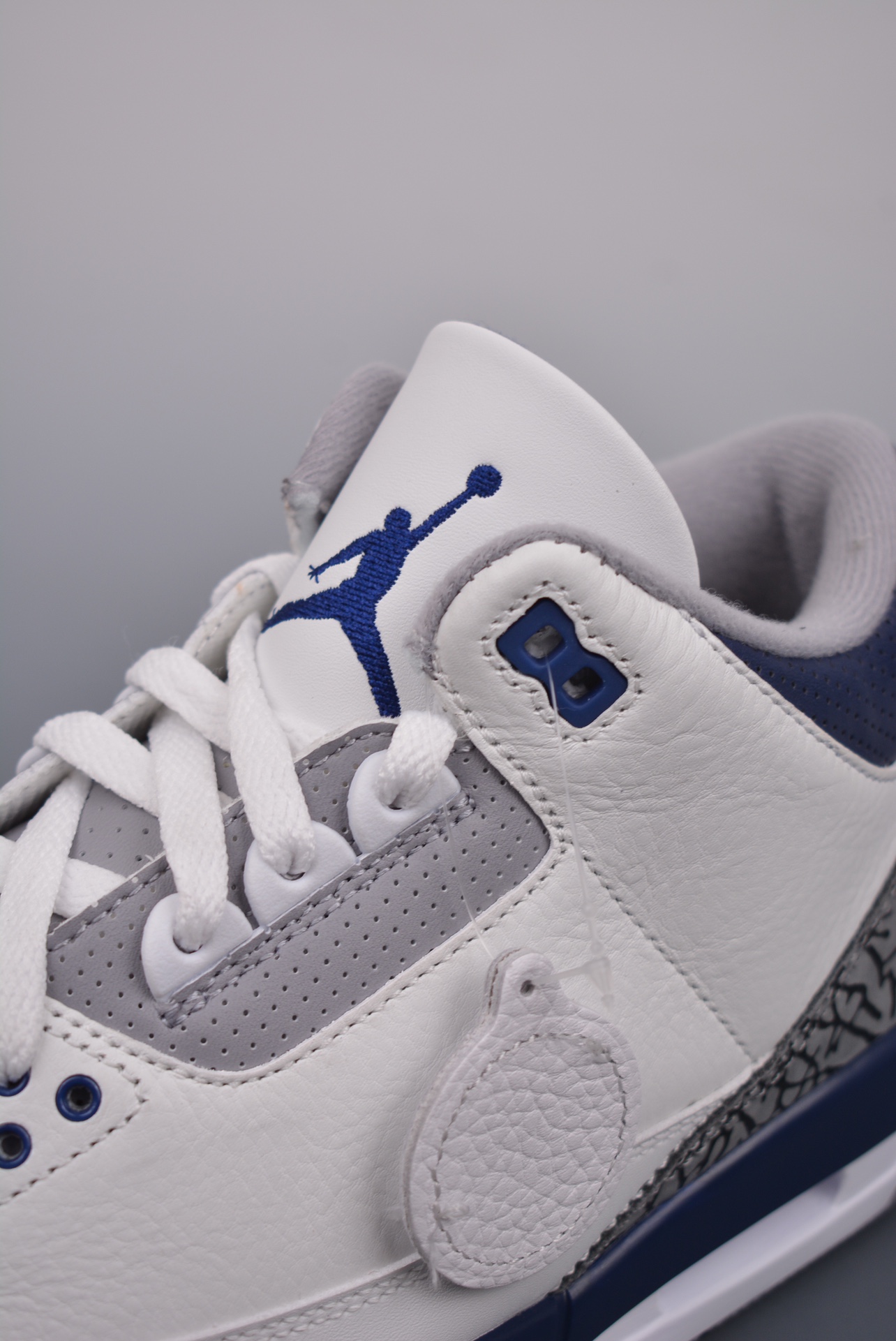 💰180真标💰280公司级💰380纯原版
乔丹3代 AJ3 Air jordan 3 Retro
"Midnight Navy" 灰蓝经典 纯原大厂出品
莞产纯原出品原装进口皮料
正确荔枝纹路 经典复刻 完美爆裂
正确卡色大底 客供原厂磨具
完美鞋型 鞋舌飞人刺绣精细
欢迎对比"Nike Air "Logo 呈现
质感出众的白色皮革搭配经典爆裂纹
上脚效果极佳绝对是今年必入的球鞋之一
区别市面小作坊版本
官方货号:CT8532 140CF
尺码:40 40.5 41 42 42.5 43 44 45 46 47.5