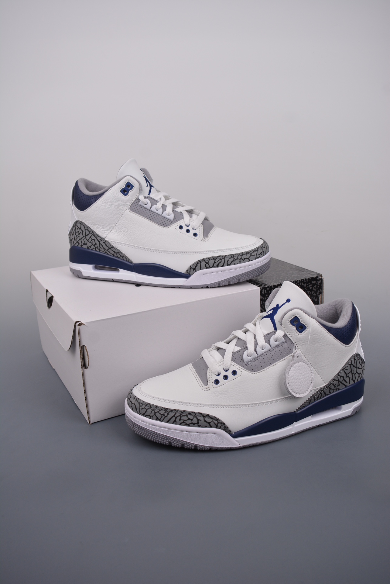 💰180真标💰280公司级💰380纯原版
乔丹3代 AJ3 Air jordan 3 Retro
"Midnight Navy" 灰蓝经典 纯原大厂出品
莞产纯原出品原装进口皮料
正确荔枝纹路 经典复刻 完美爆裂
正确卡色大底 客供原厂磨具
完美鞋型 鞋舌飞人刺绣精细
欢迎对比"Nike Air "Logo 呈现
质感出众的白色皮革搭配经典爆裂纹
上脚效果极佳绝对是今年必入的球鞋之一
区别市面小作坊版本
官方货号:CT8532 140CF
尺码:40 40.5 41 42 42.5 43 44 45 46 47.5