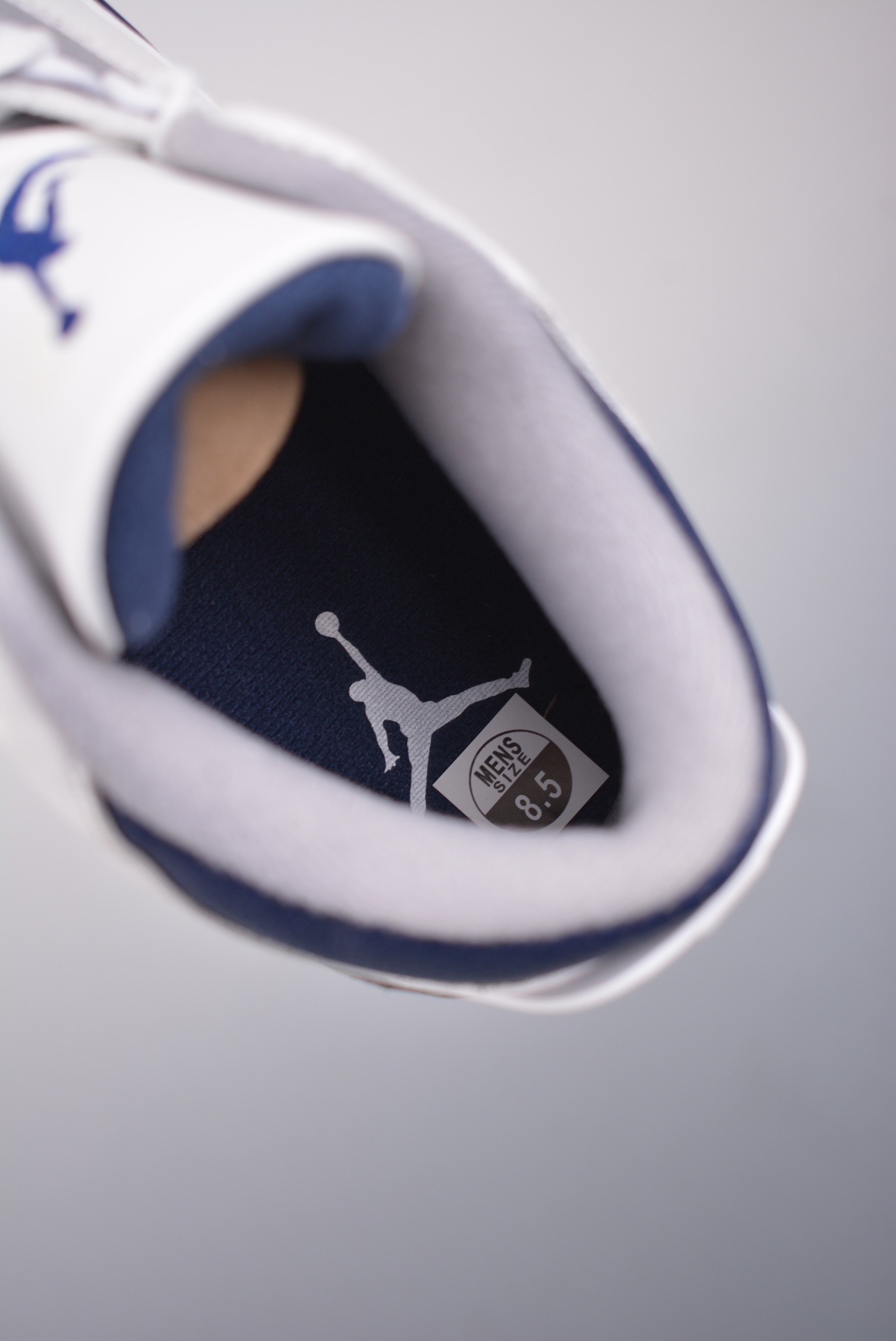 💰180真标💰280公司级💰380纯原版
乔丹3代 AJ3 Air jordan 3 Retro
"Midnight Navy" 灰蓝经典 纯原大厂出品
莞产纯原出品原装进口皮料
正确荔枝纹路 经典复刻 完美爆裂
正确卡色大底 客供原厂磨具
完美鞋型 鞋舌飞人刺绣精细
欢迎对比"Nike Air "Logo 呈现
质感出众的白色皮革搭配经典爆裂纹
上脚效果极佳绝对是今年必入的球鞋之一
区别市面小作坊版本
官方货号:CT8532 140CF
尺码:40 40.5 41 42 42.5 43 44 45 46 47.5