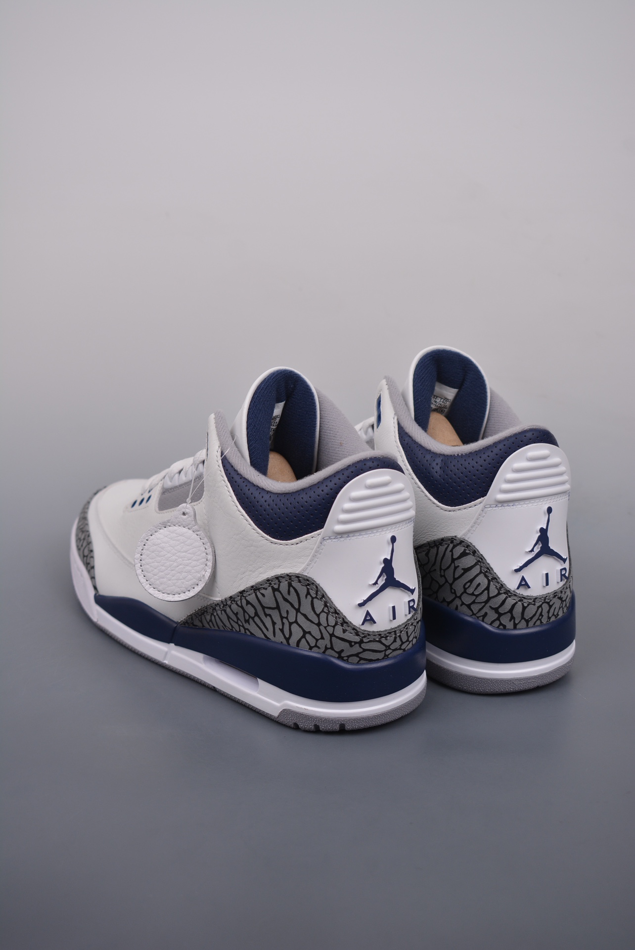 💰180真标💰280公司级💰380纯原版
乔丹3代 AJ3 Air jordan 3 Retro
"Midnight Navy" 灰蓝经典 纯原大厂出品
莞产纯原出品原装进口皮料
正确荔枝纹路 经典复刻 完美爆裂
正确卡色大底 客供原厂磨具
完美鞋型 鞋舌飞人刺绣精细
欢迎对比"Nike Air "Logo 呈现
质感出众的白色皮革搭配经典爆裂纹
上脚效果极佳绝对是今年必入的球鞋之一
区别市面小作坊版本
官方货号:CT8532 140CF
尺码:40 40.5 41 42 42.5 43 44 45 46 47.5